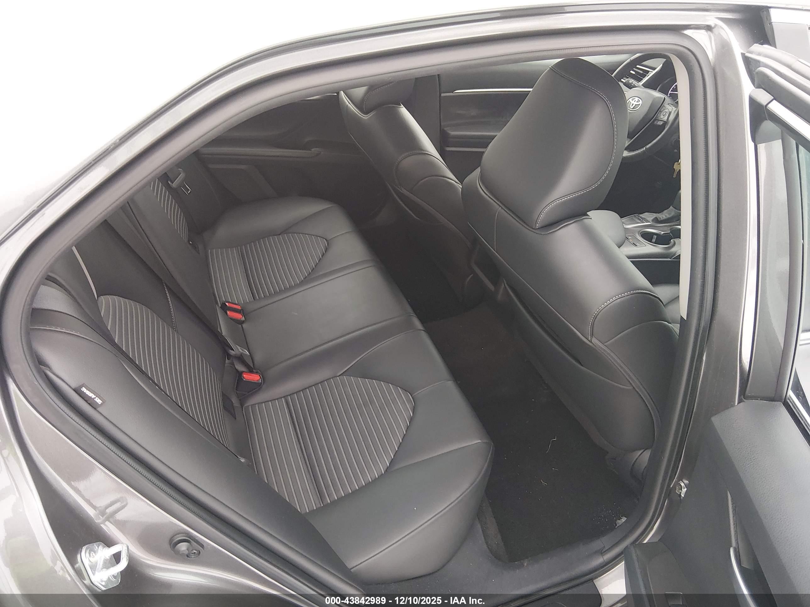 TOYOTA CAMRY image 8