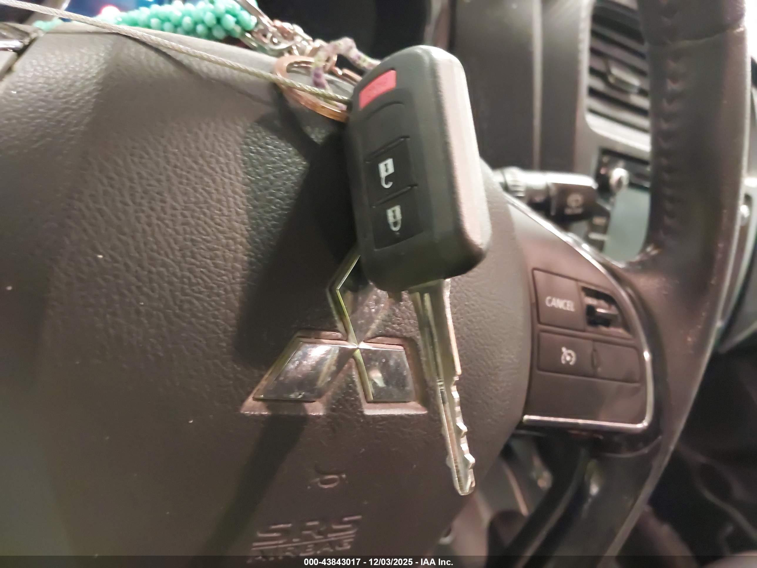 MITSUBISHI OUTLANDER image 11