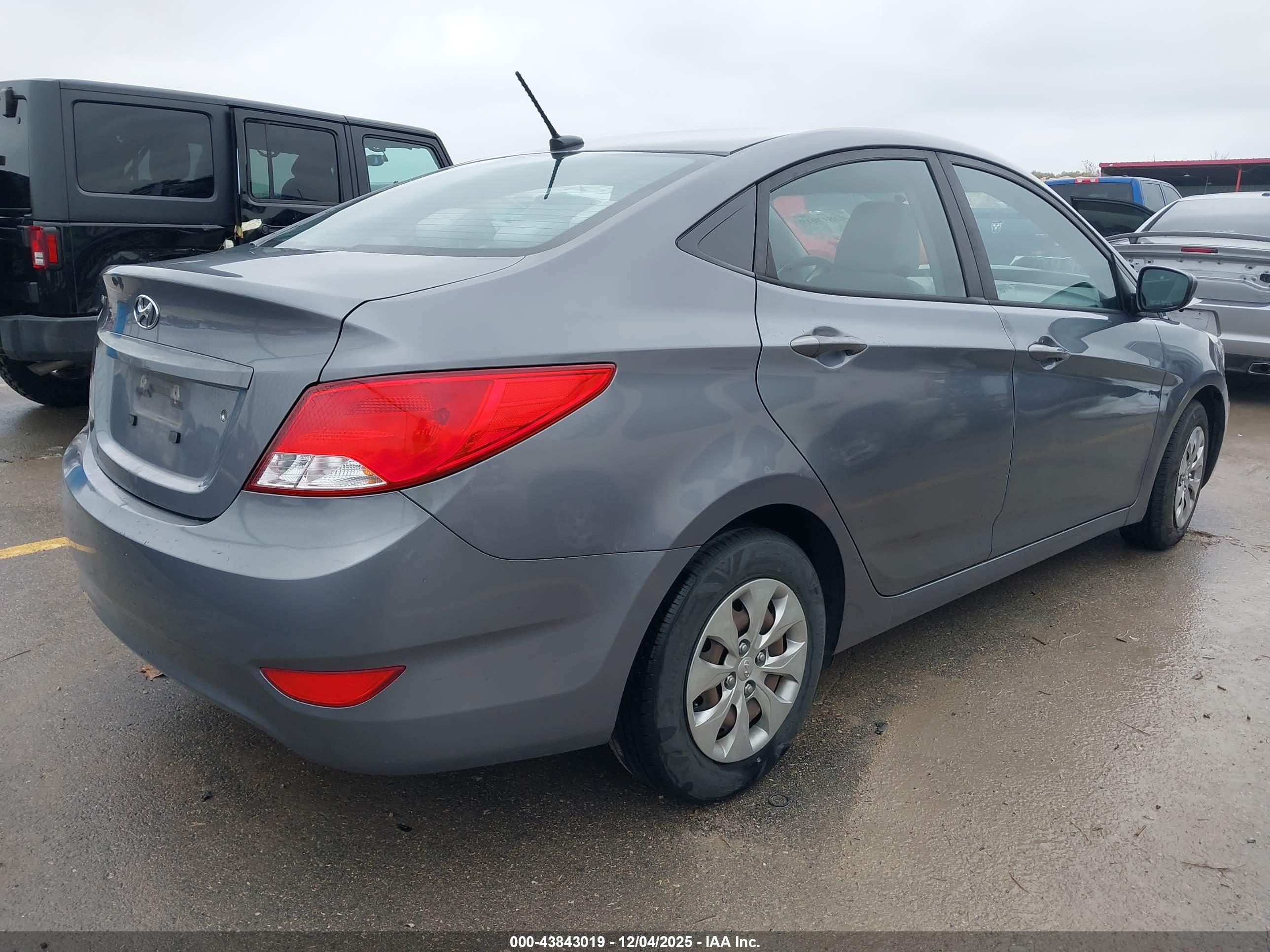 HYUNDAI ACCENT image 4