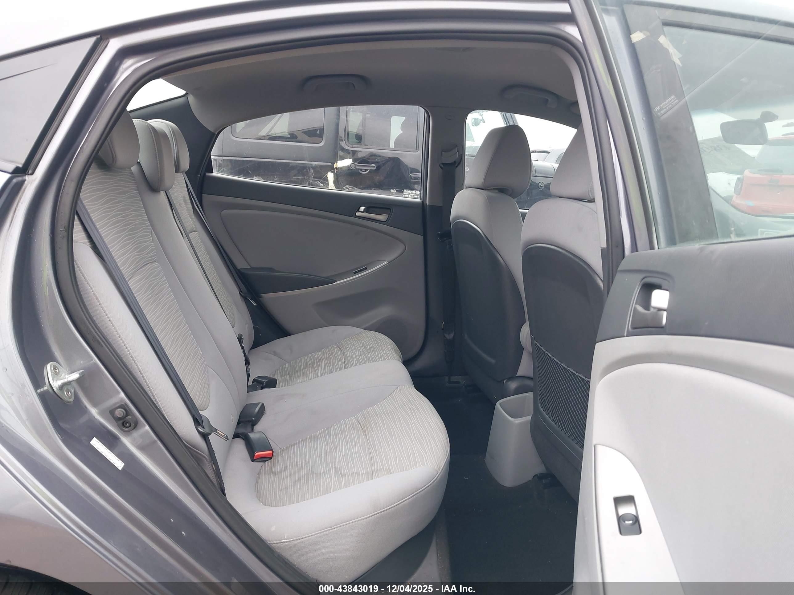 HYUNDAI ACCENT image 8