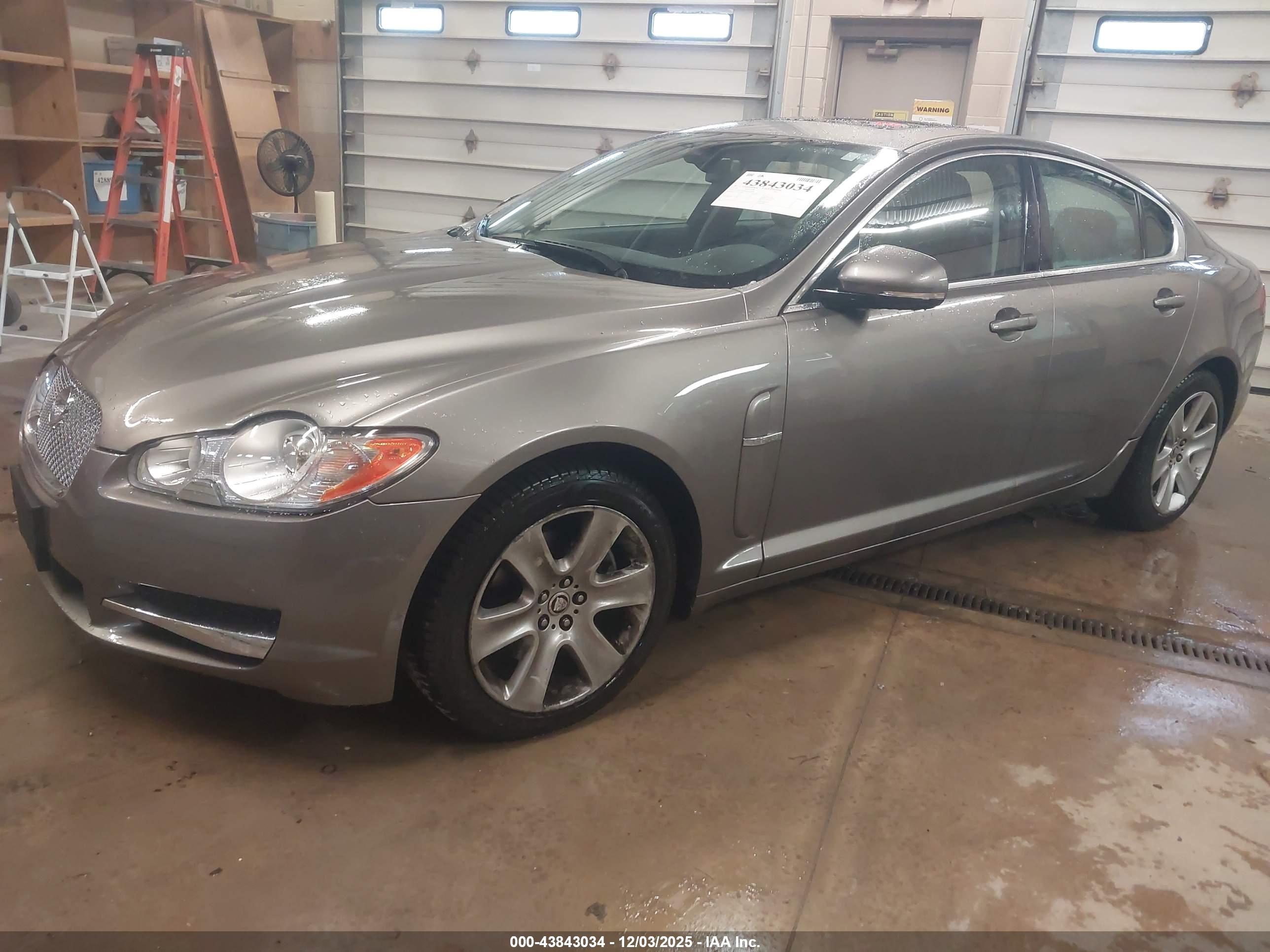 JAGUAR XF image 2