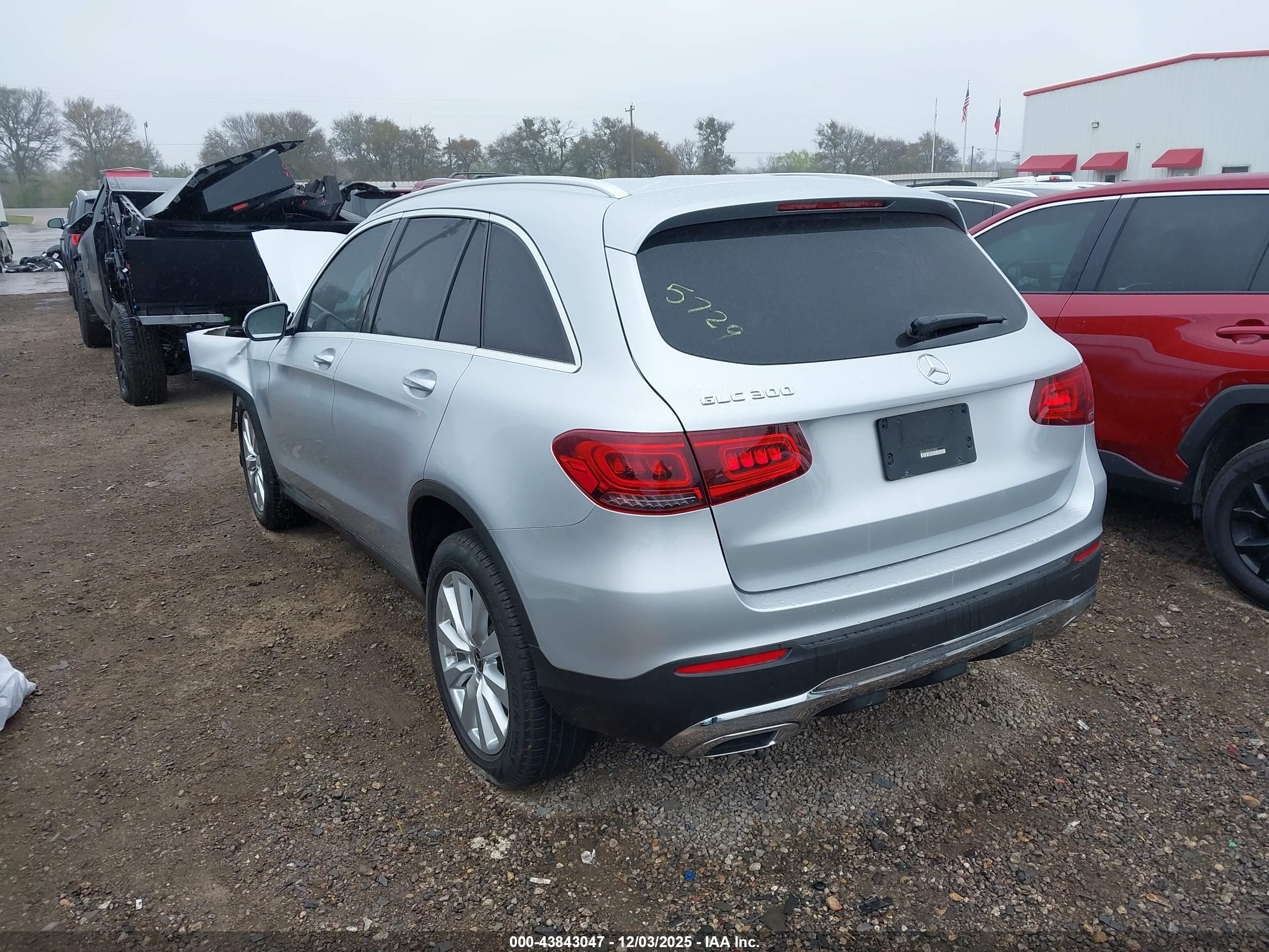 MERCEDES-BENZ GLC image 3