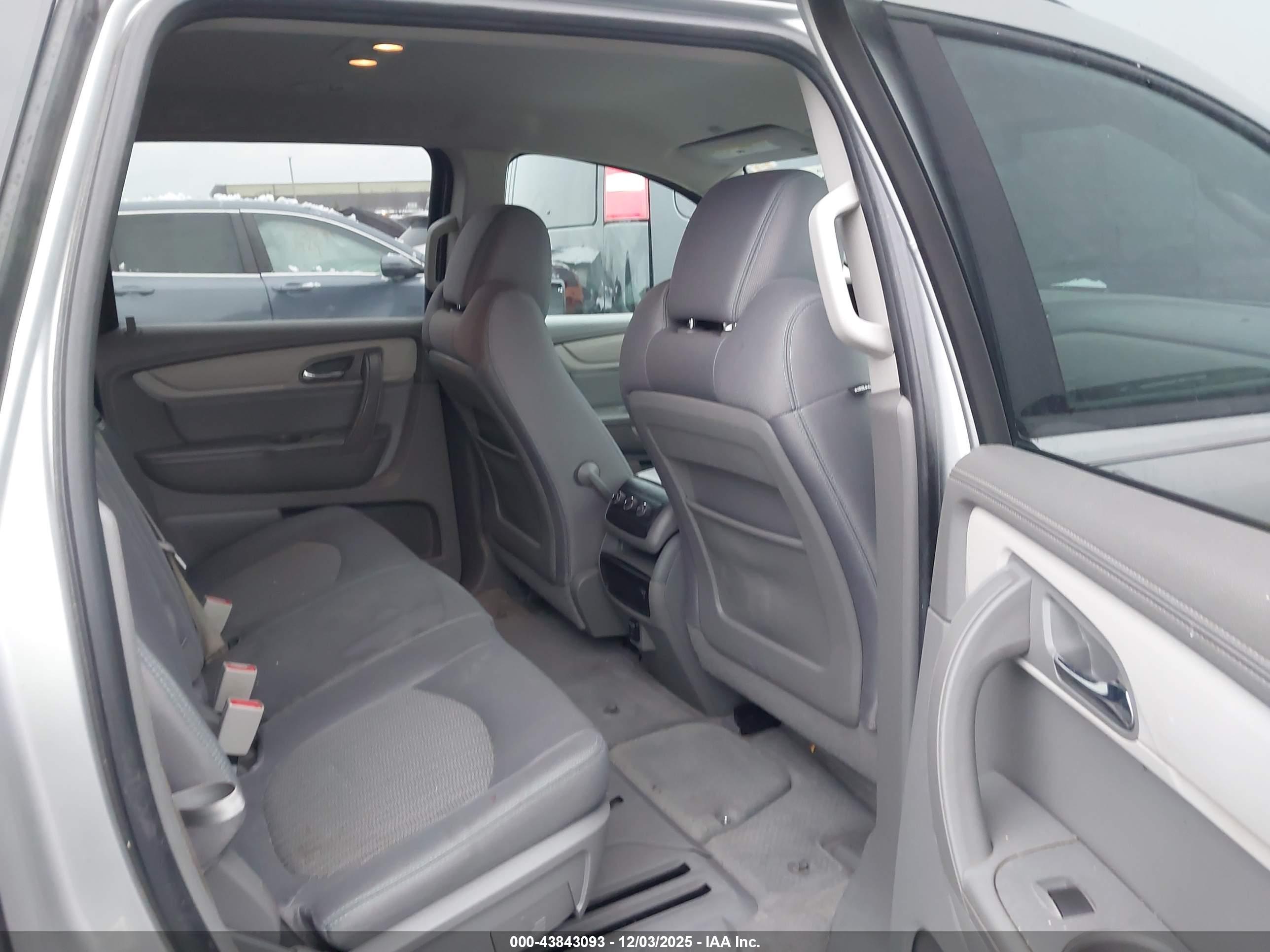 CHEVROLET TRAVERSE image 8