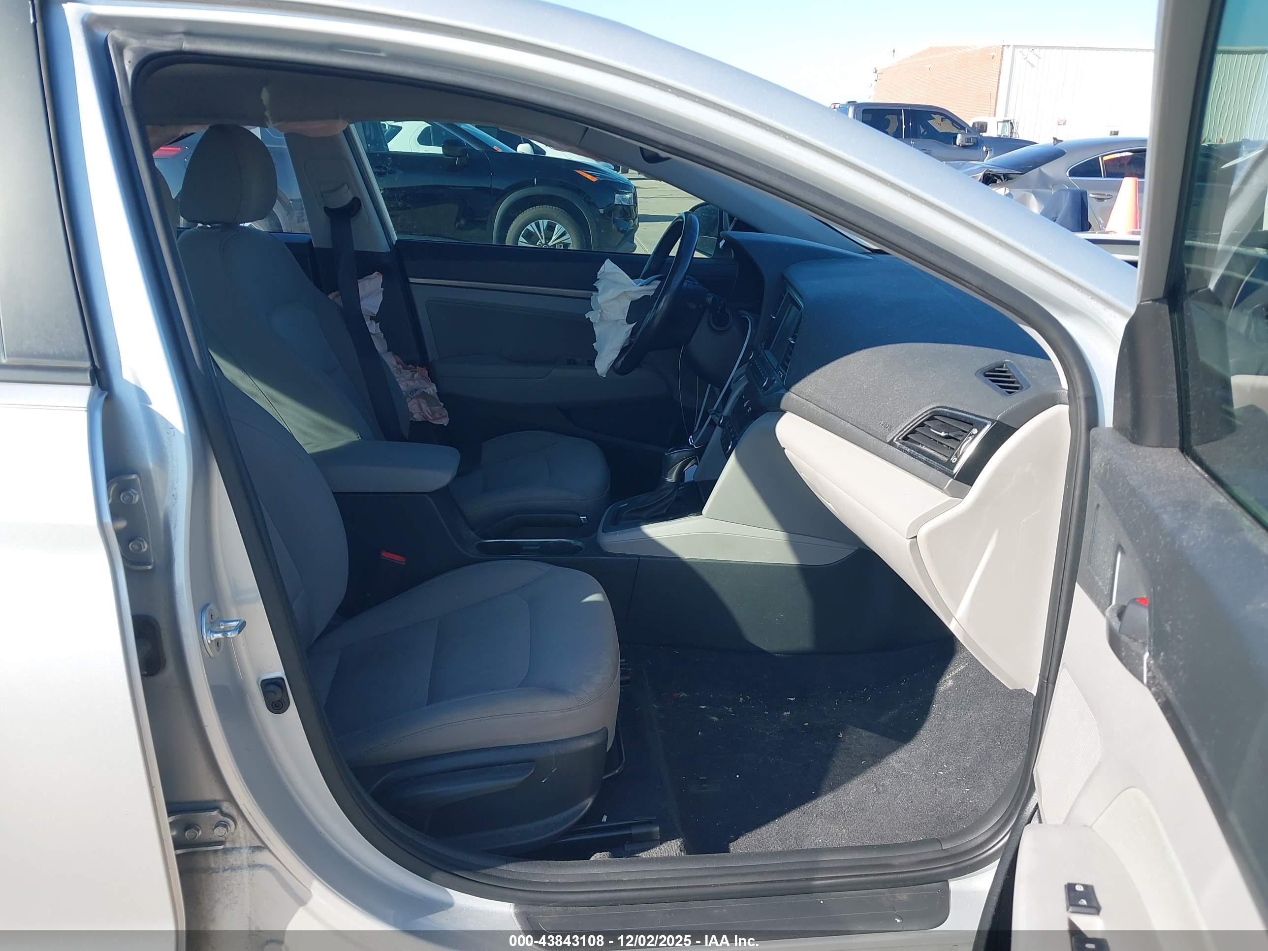 HYUNDAI ELANTRA image 5