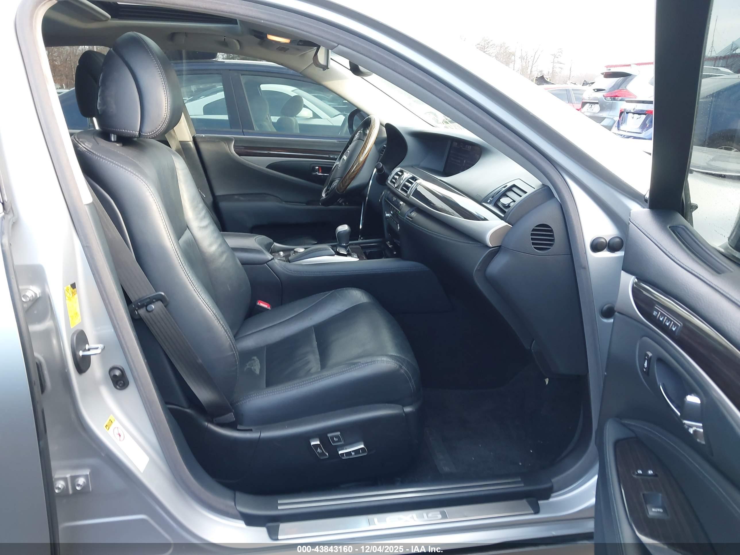 LEXUS LS image 5