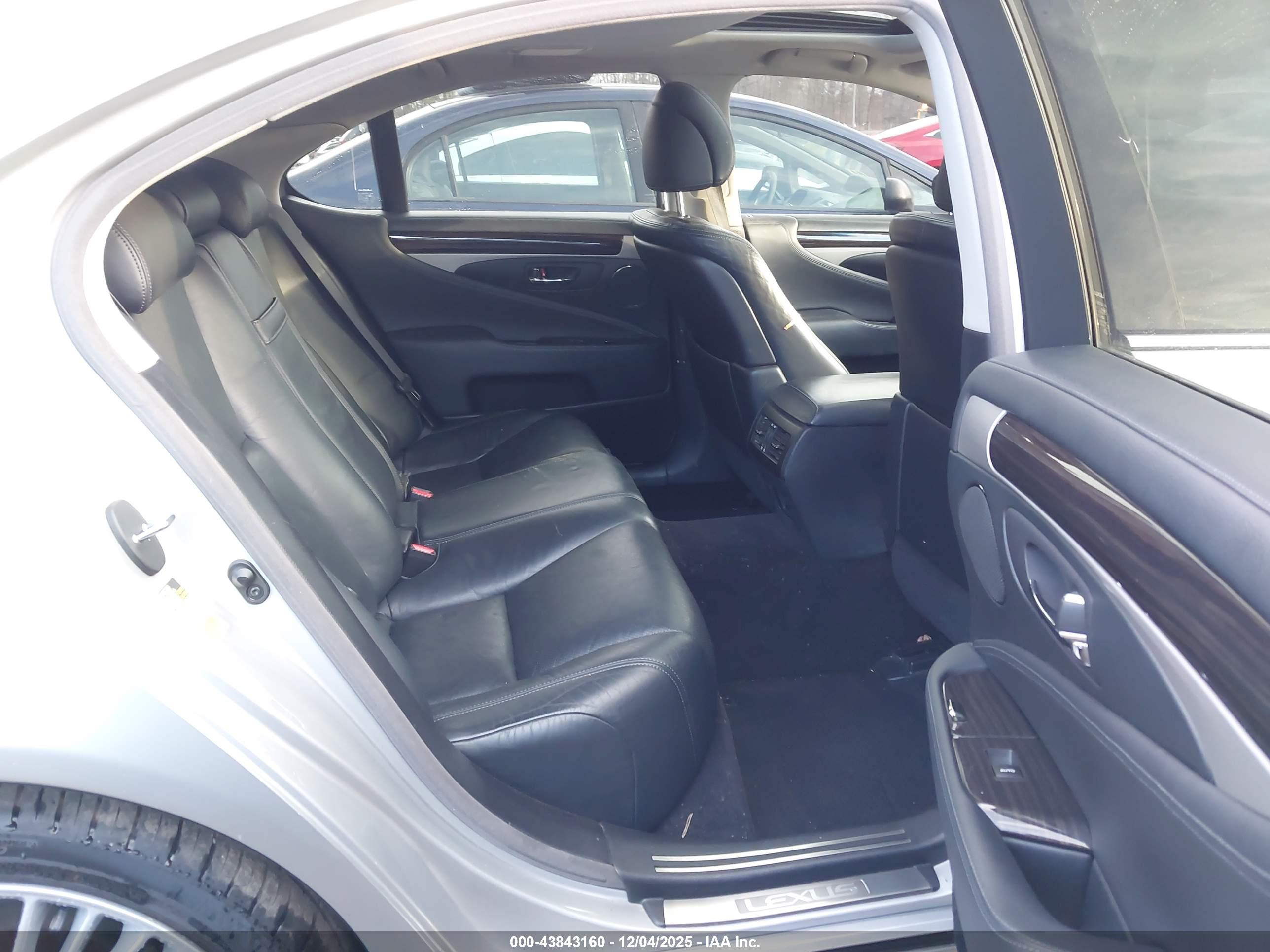 LEXUS LS image 8