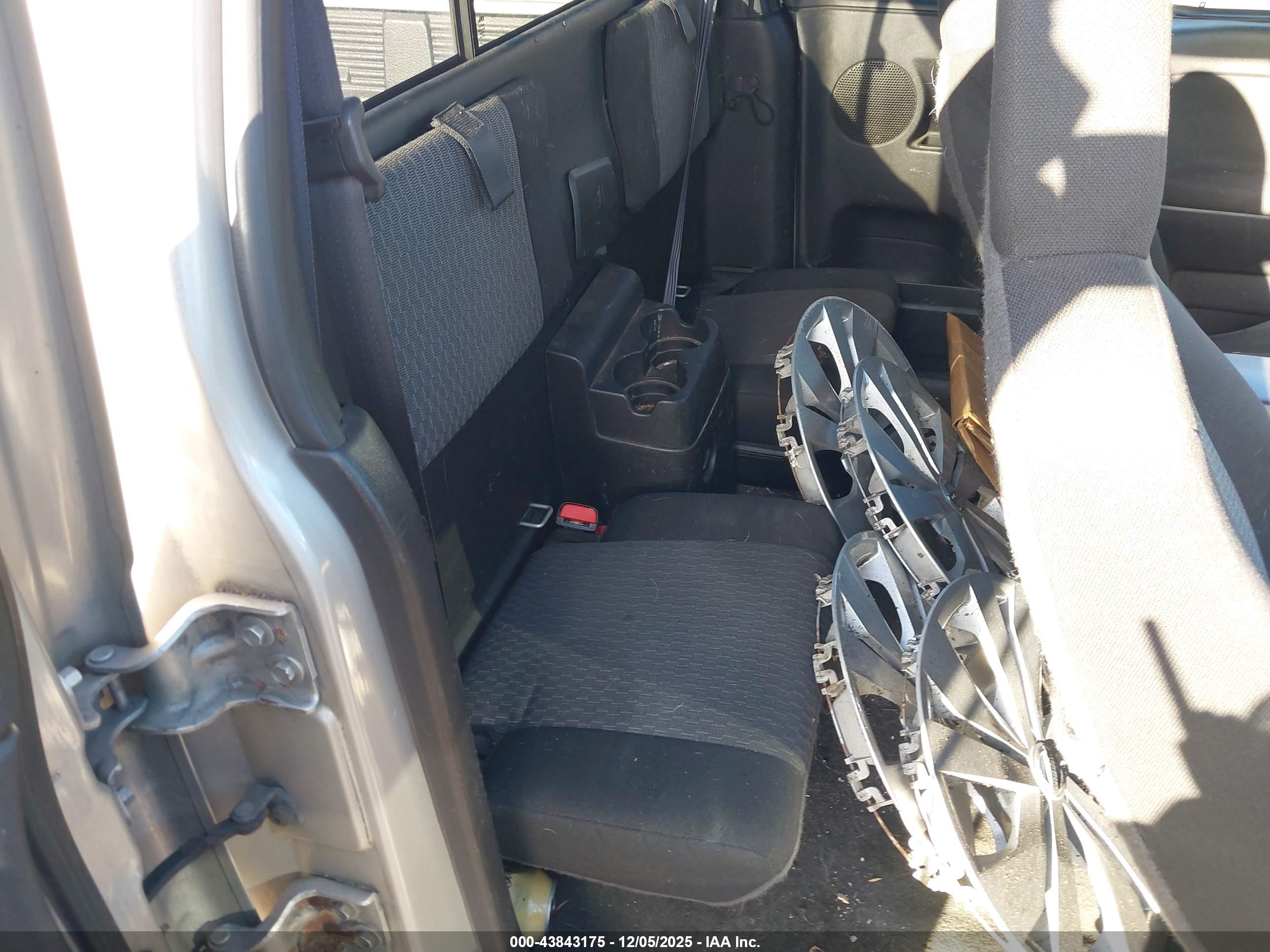 CHEVROLET COLORADO image 8