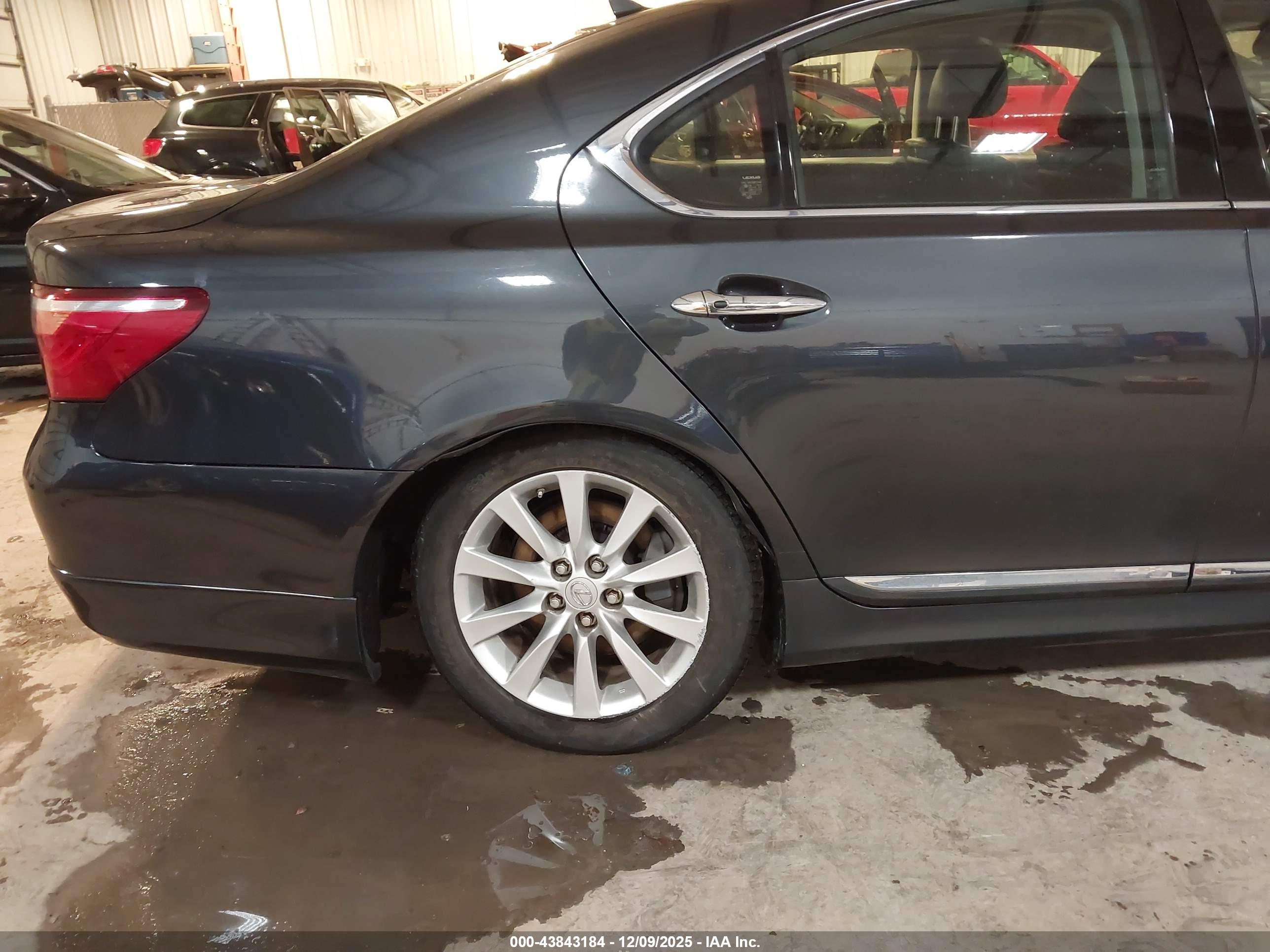LEXUS LS image 6
