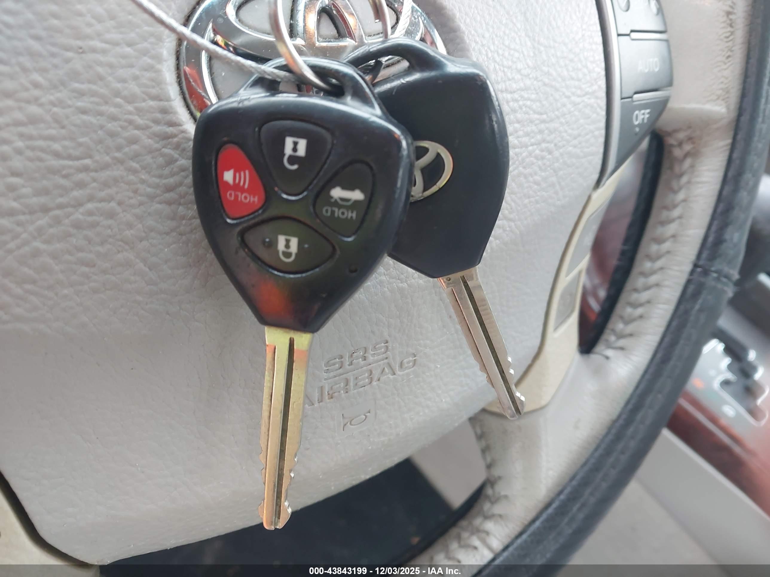TOYOTA AVALON image 11