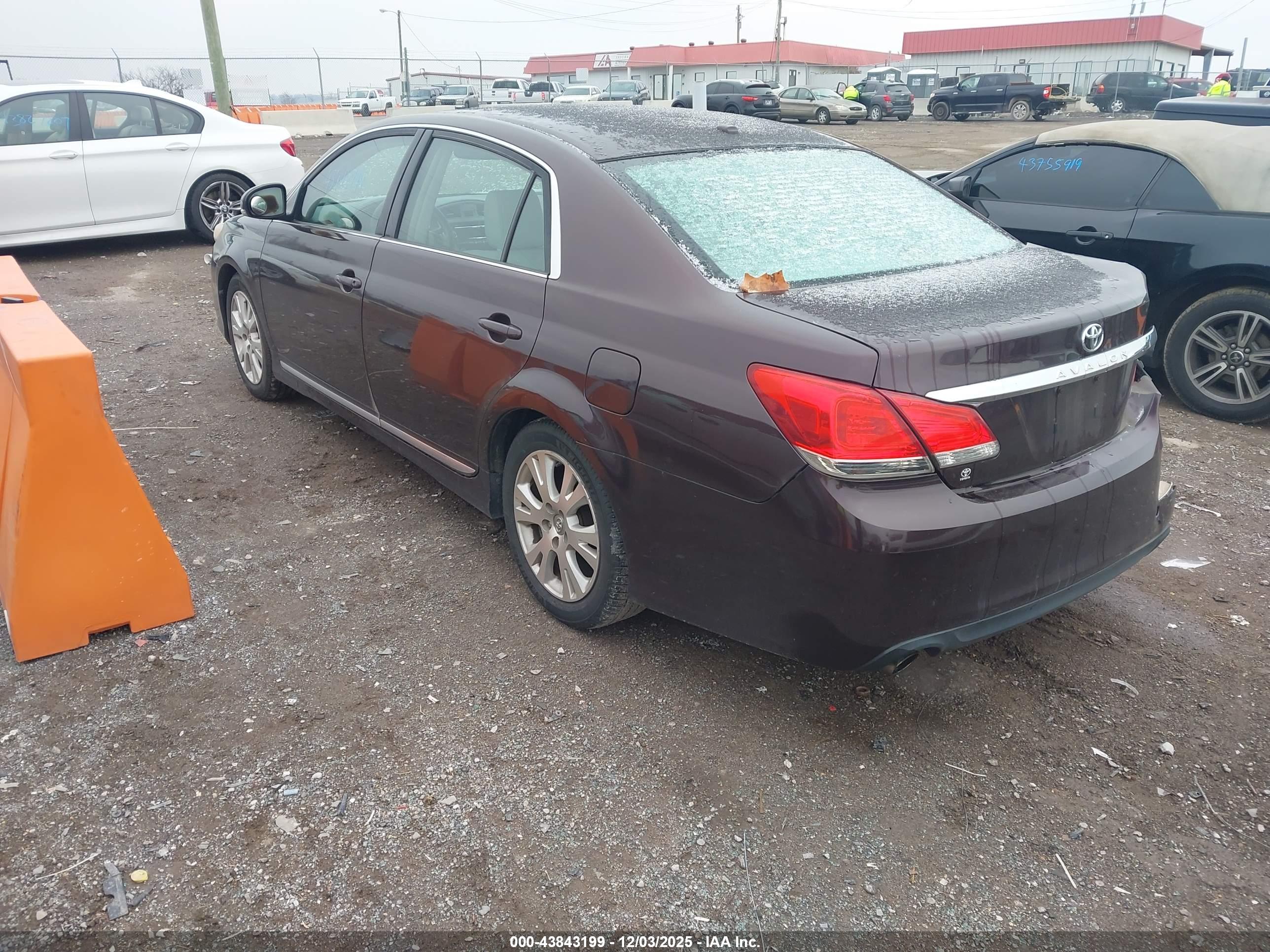 TOYOTA AVALON image 3