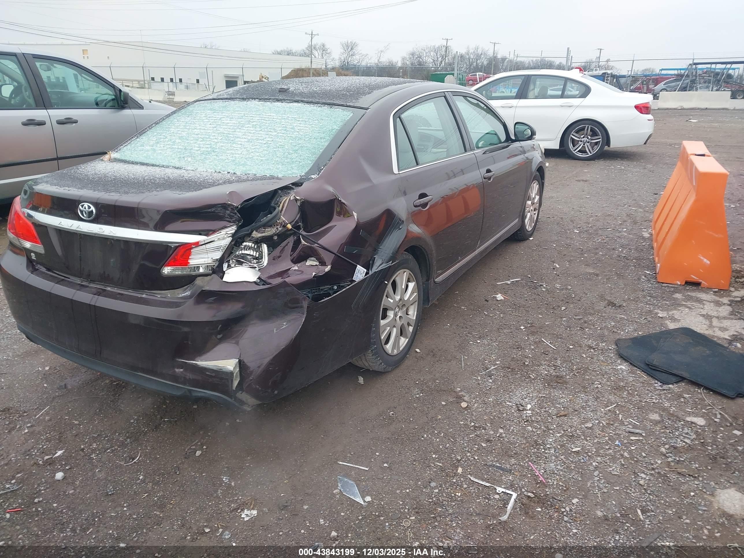 TOYOTA AVALON image 4