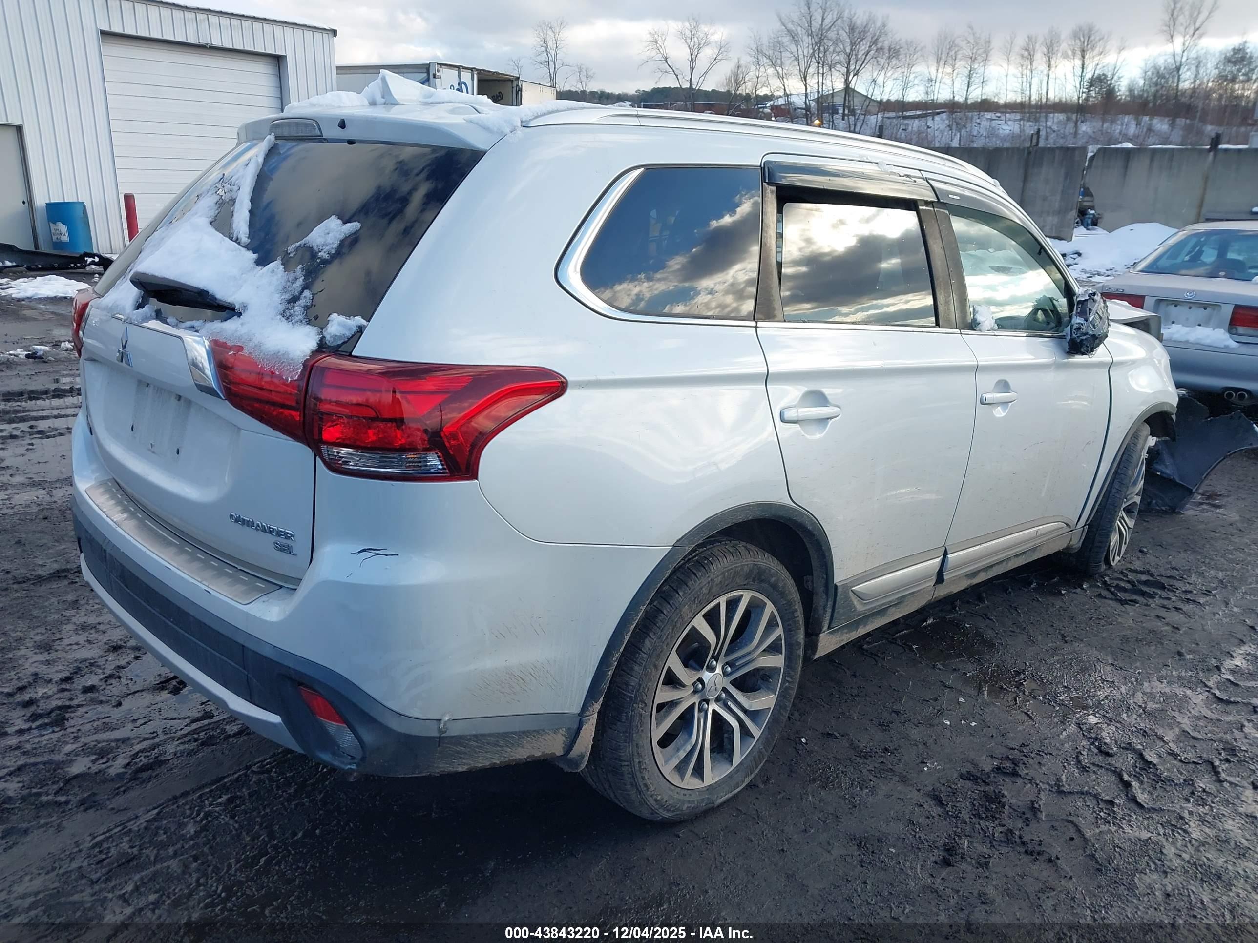 MITSUBISHI OUTLANDER image 4