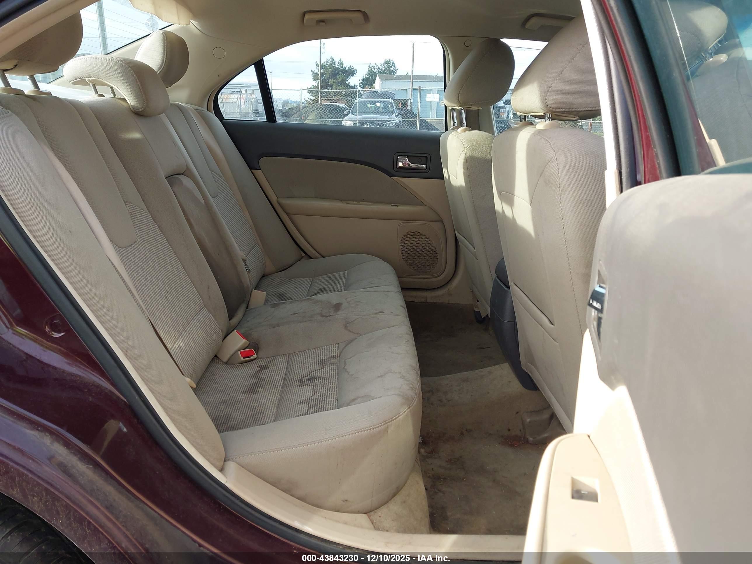 FORD FUSION image 8