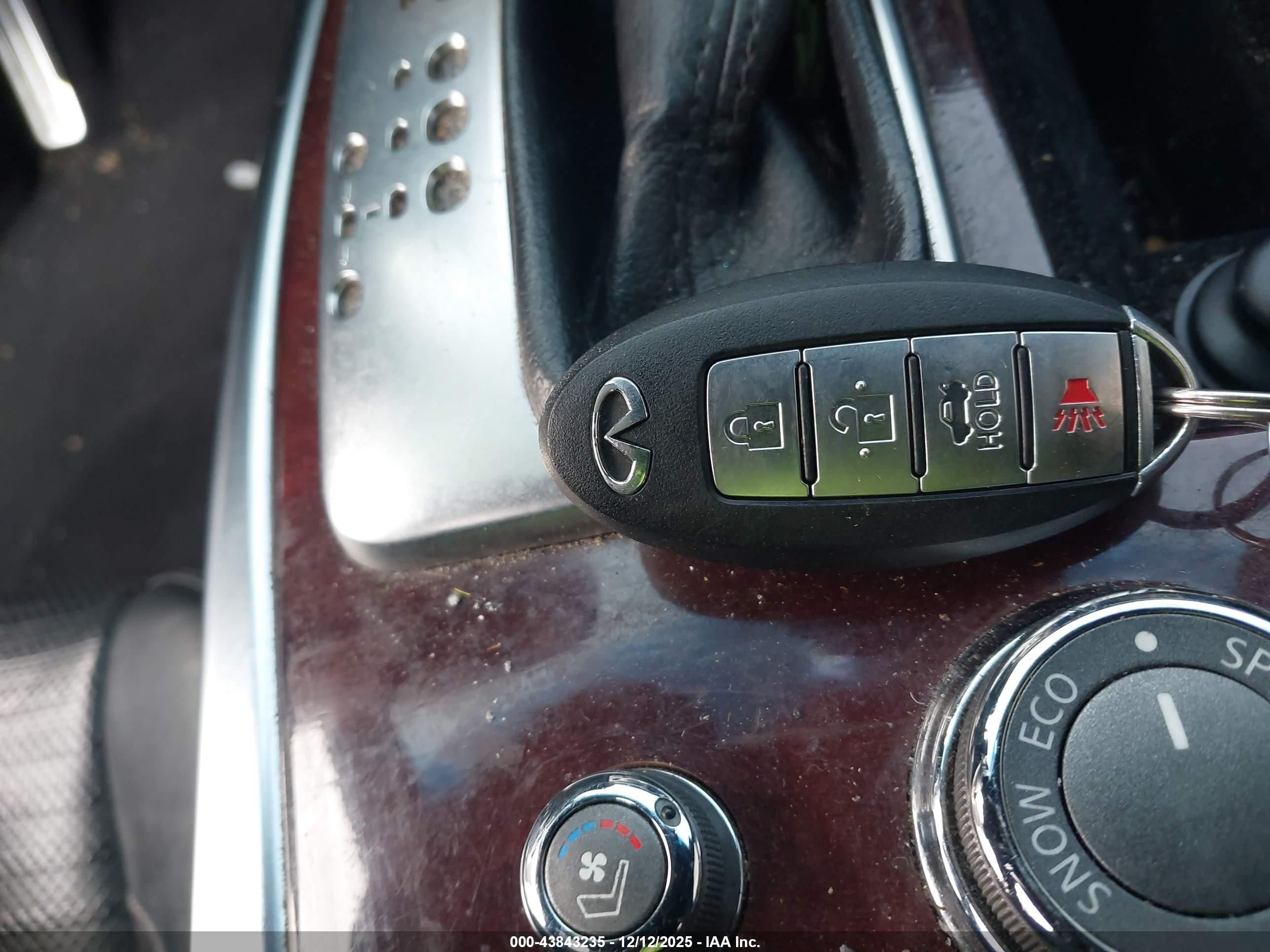 INFINITI Q70 image 11