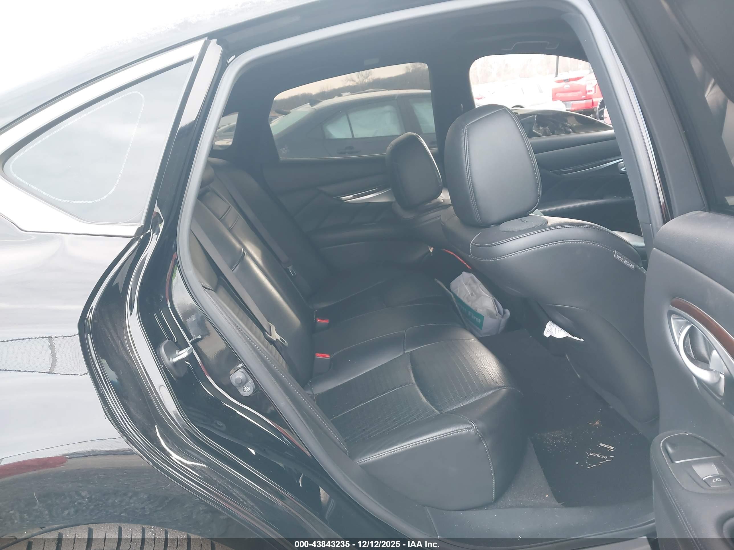INFINITI Q70 image 8