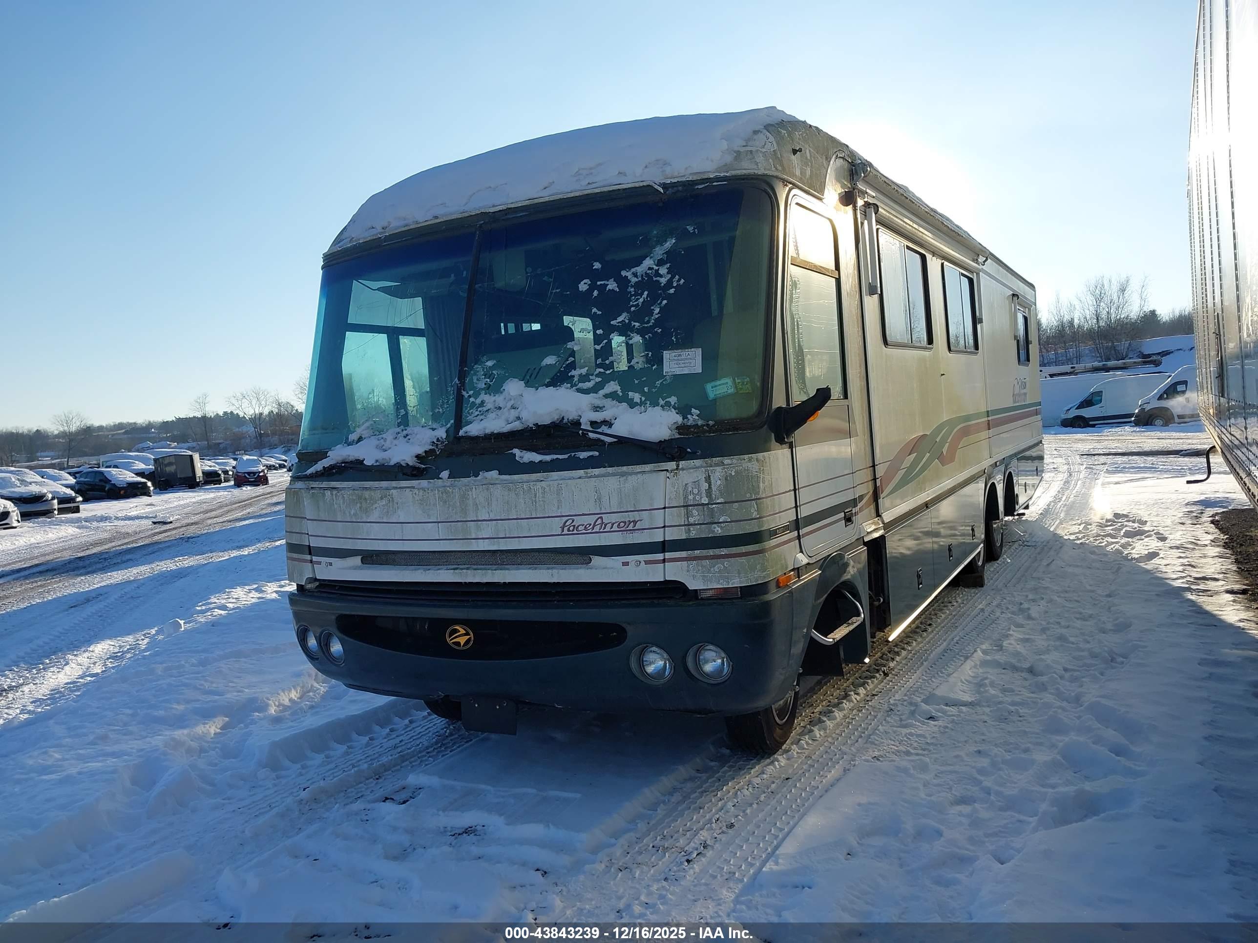 CHEVROLET P30 image 2
