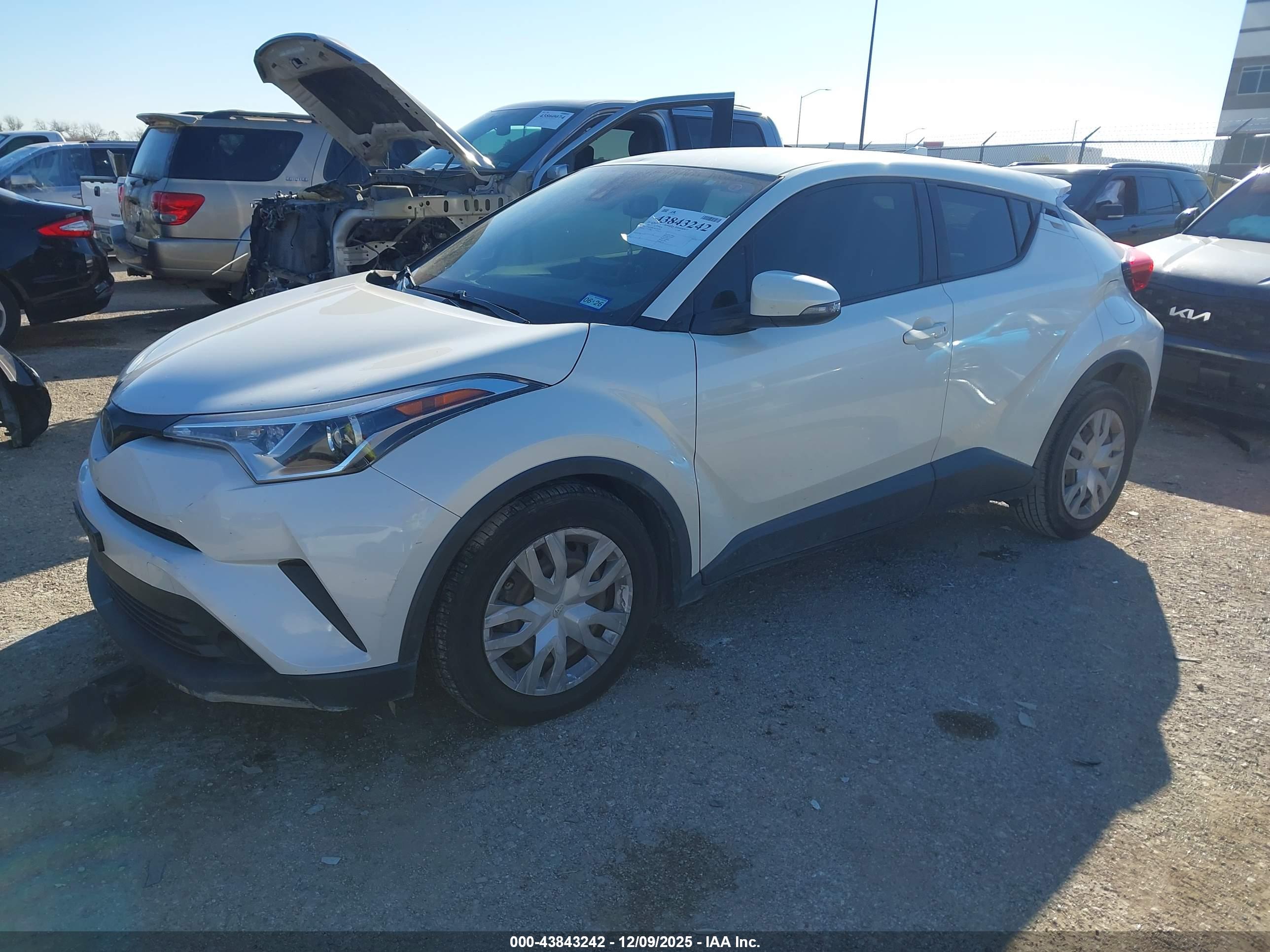 TOYOTA C-HR image 2
