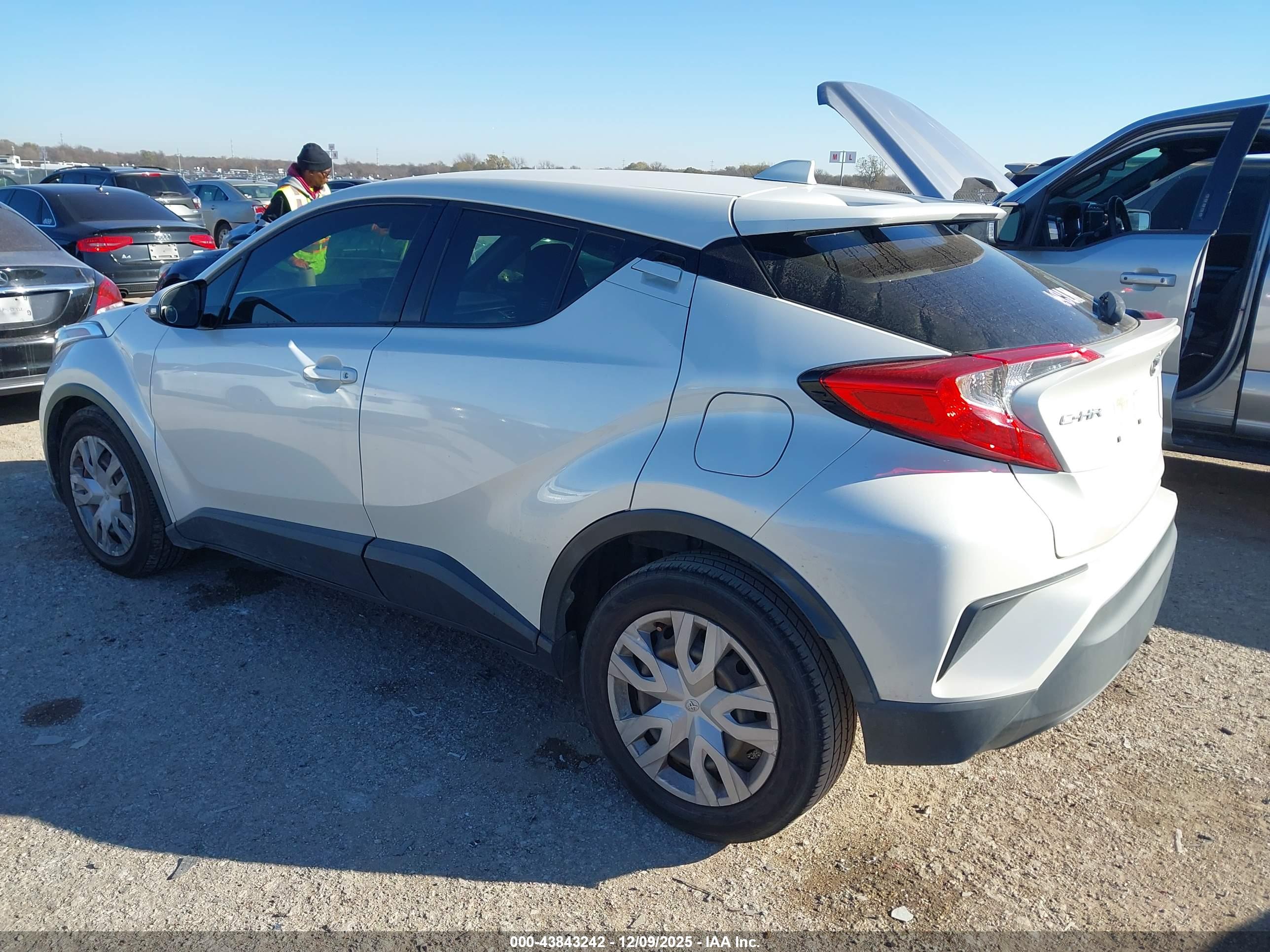 TOYOTA C-HR image 3