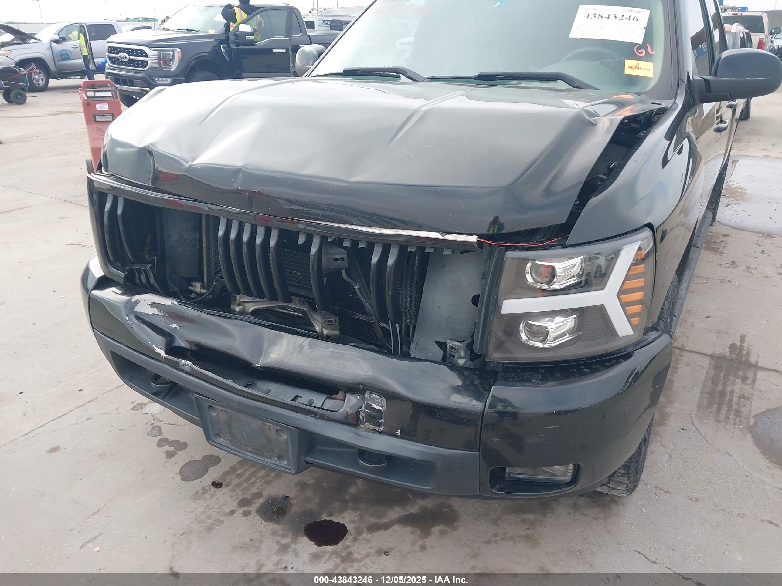 CHEVROLET SILVERADO image 6