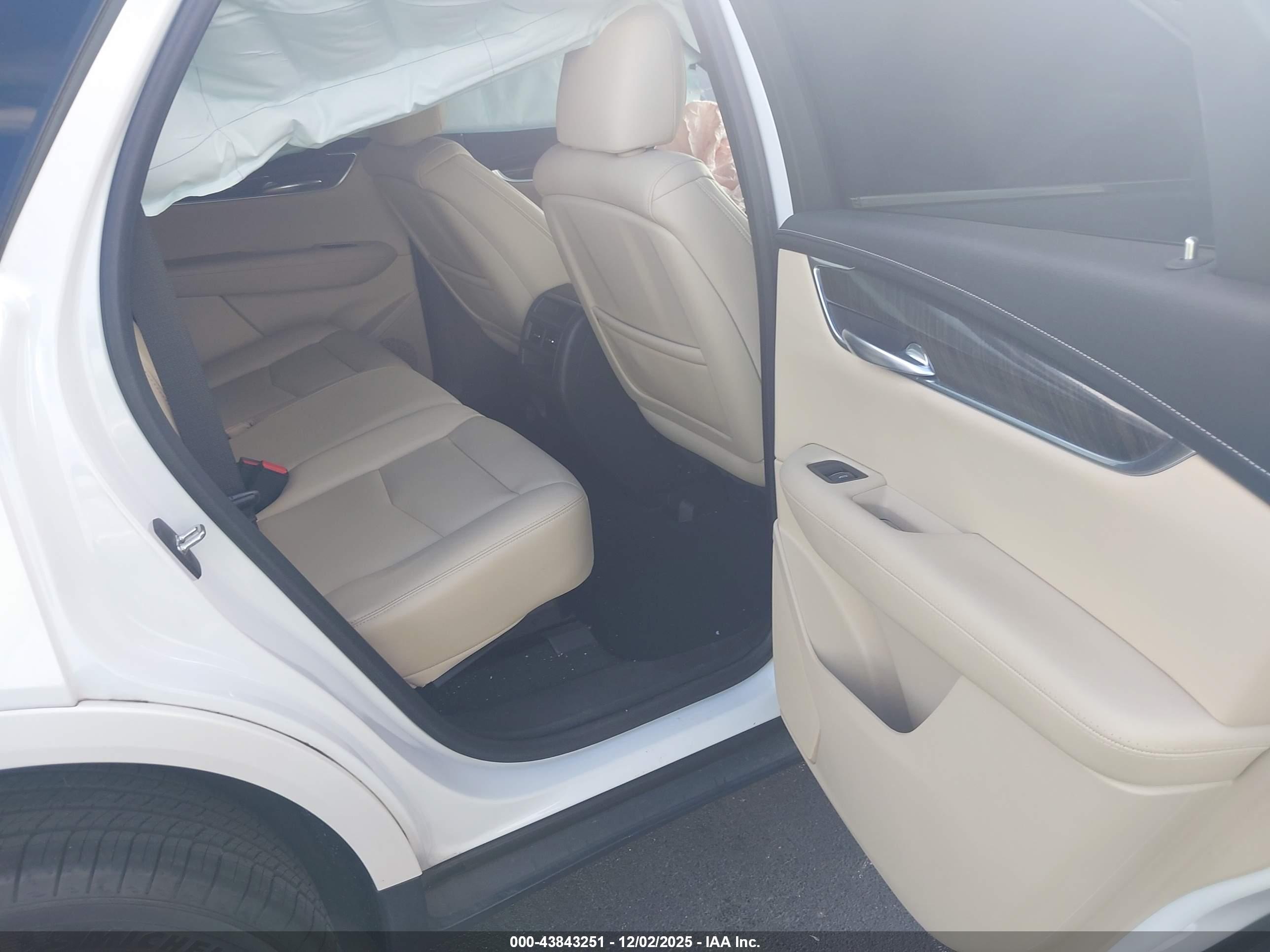 CADILLAC XT5 image 8