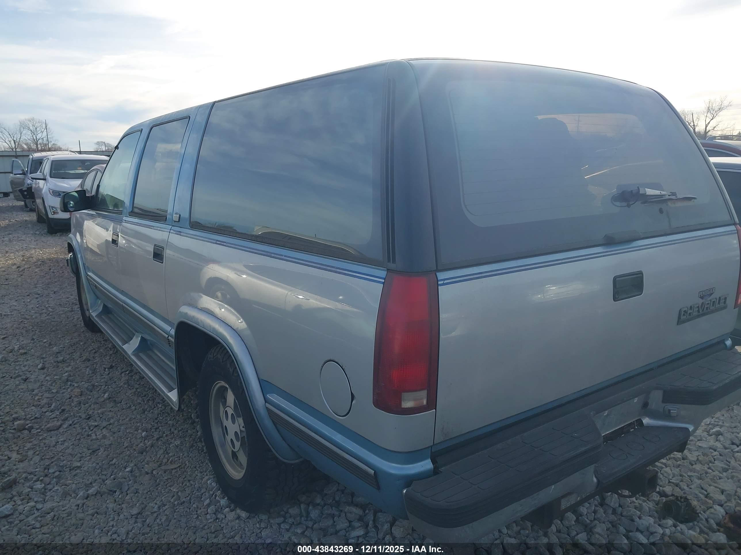 CHEVROLET SUBURBAN image 3