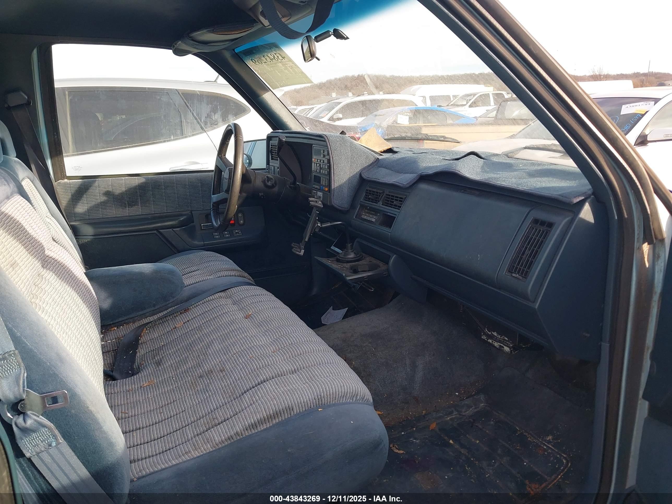 CHEVROLET SUBURBAN image 5