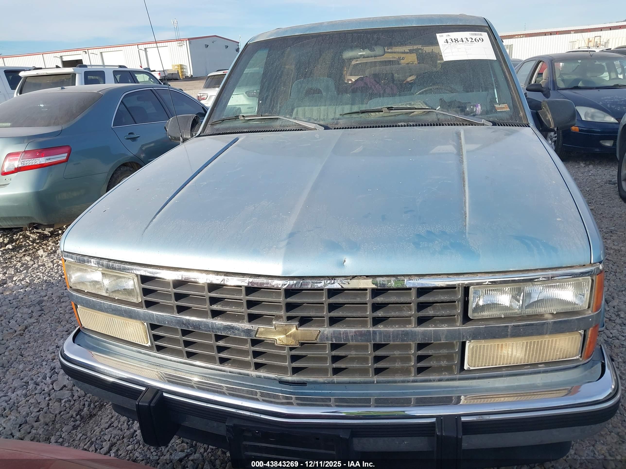 CHEVROLET SUBURBAN image 6