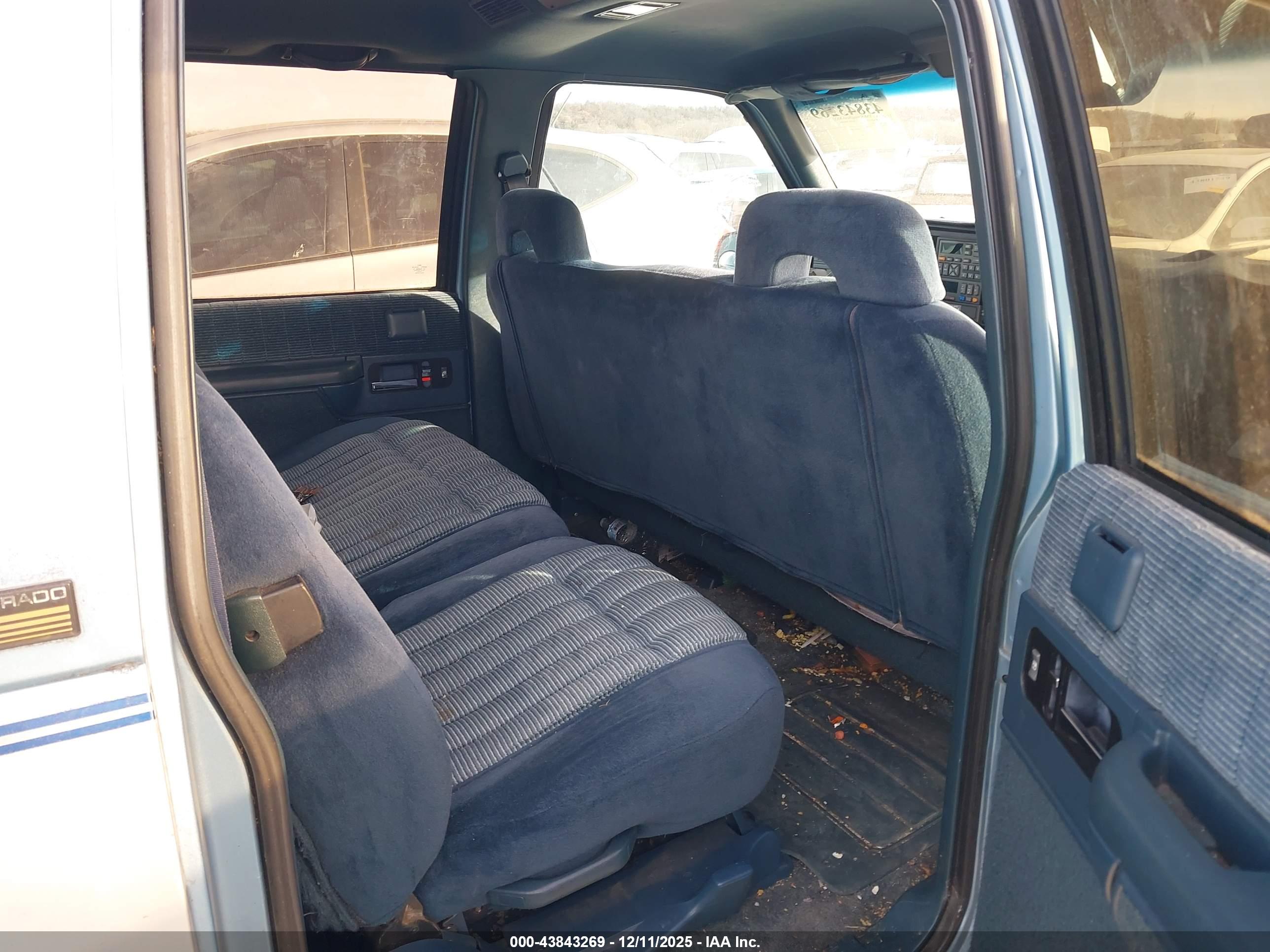 CHEVROLET SUBURBAN image 8