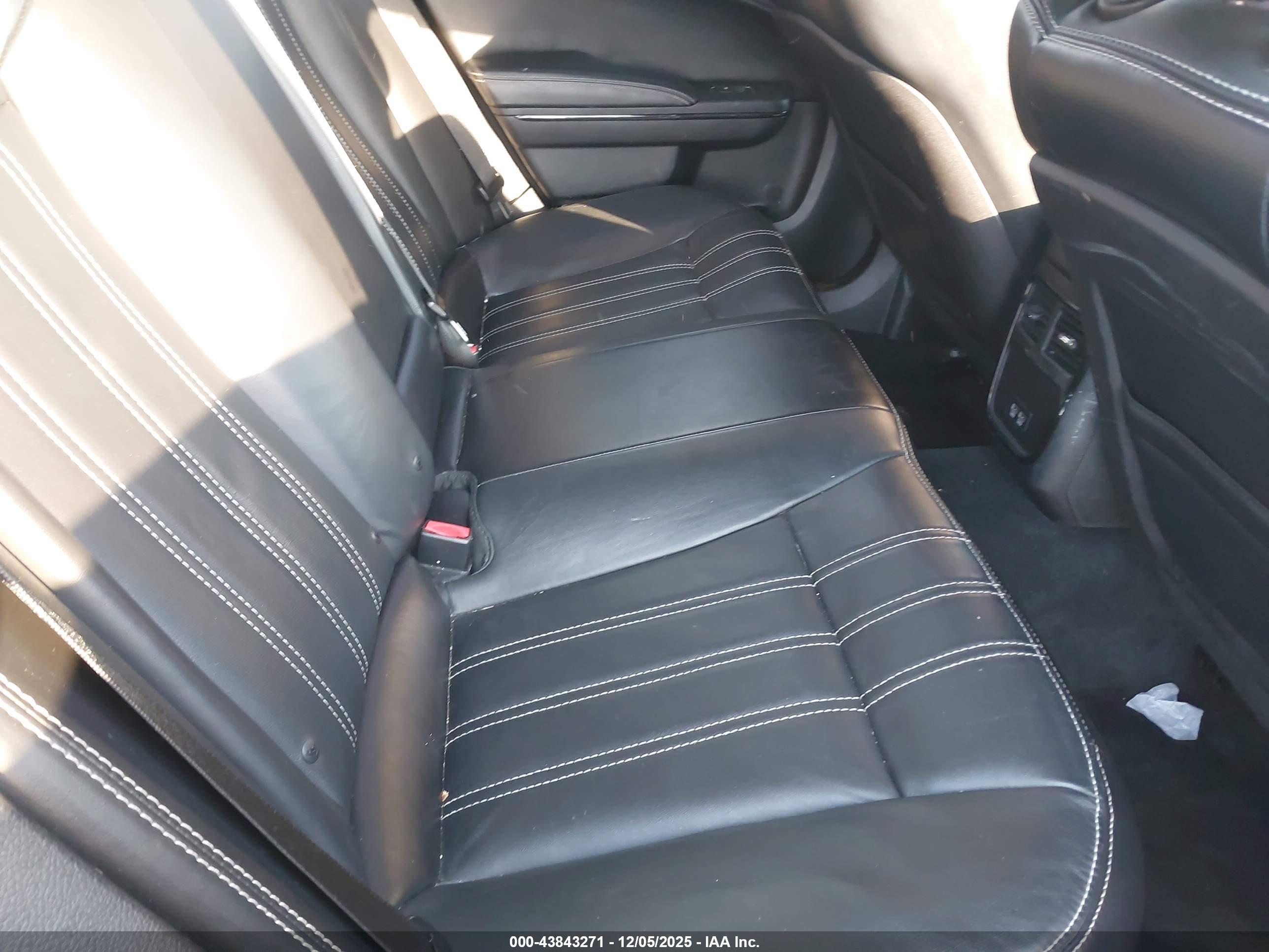 CHRYSLER 300 image 8