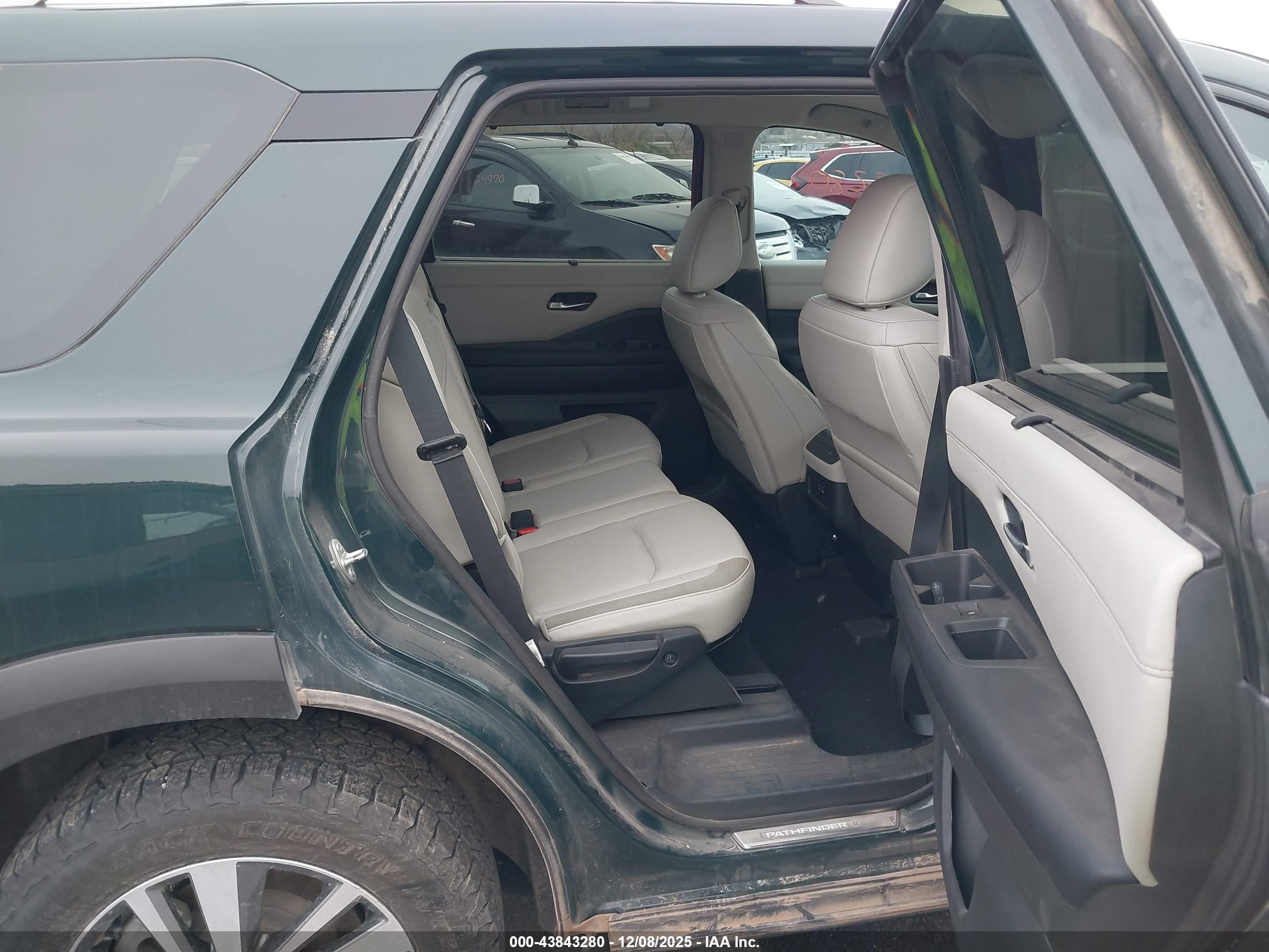 NISSAN PATHFINDER image 8