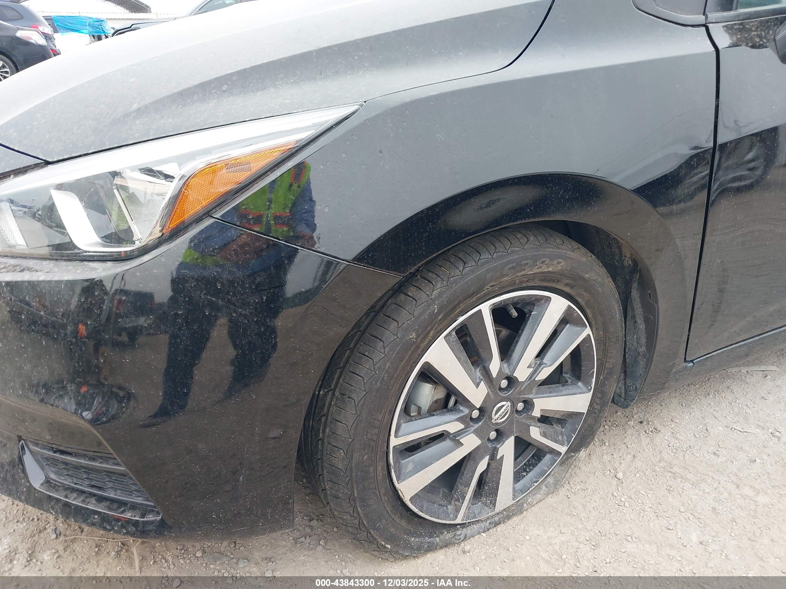 NISSAN VERSA image 6