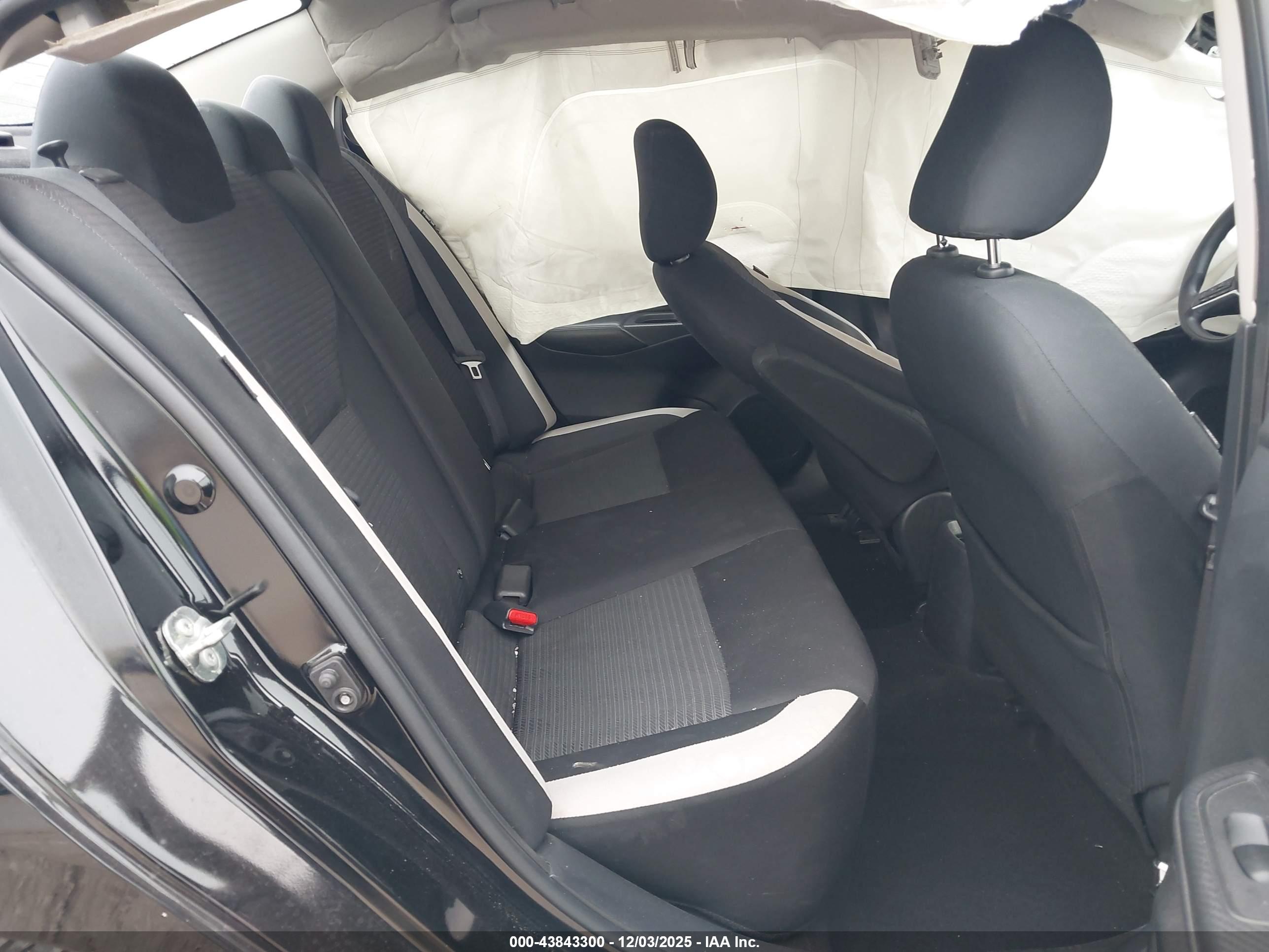 NISSAN VERSA image 8