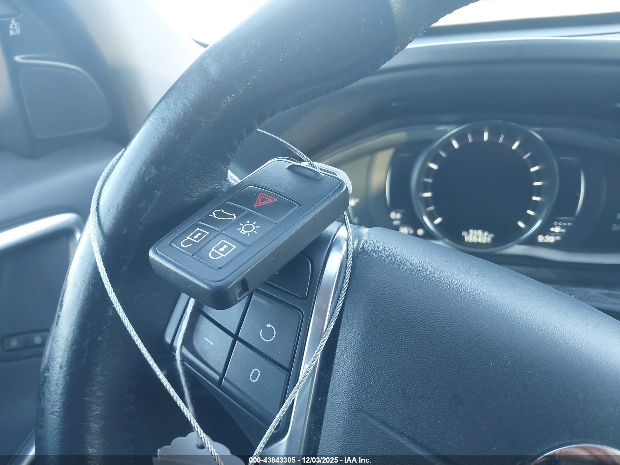 VOLVO XC60 image 11
