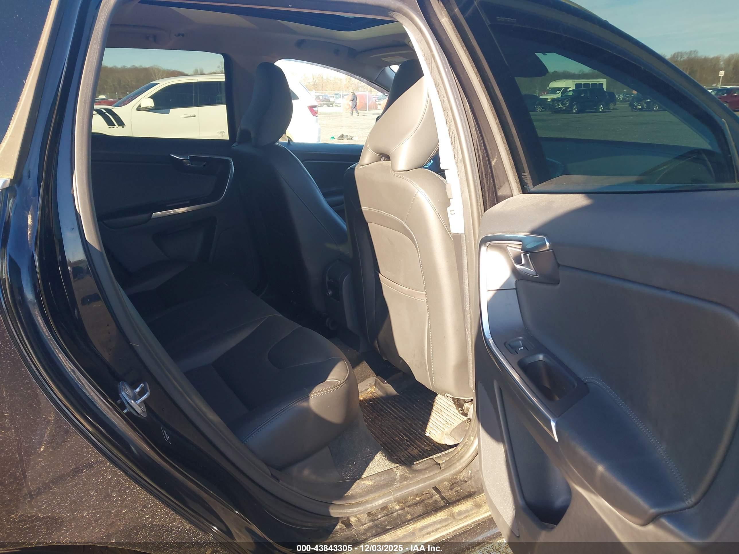 VOLVO XC60 image 8