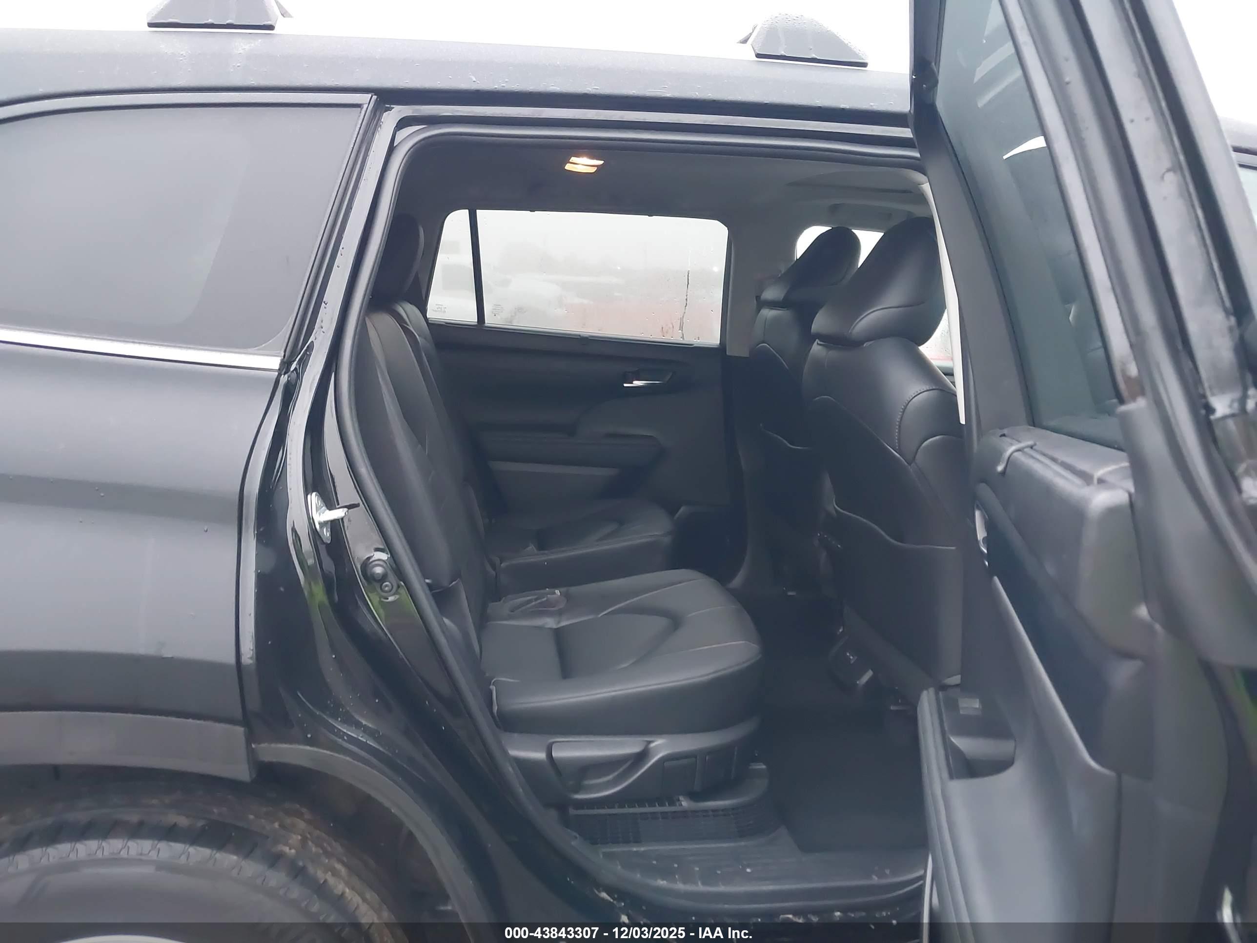 TOYOTA HIGHLANDER image 8