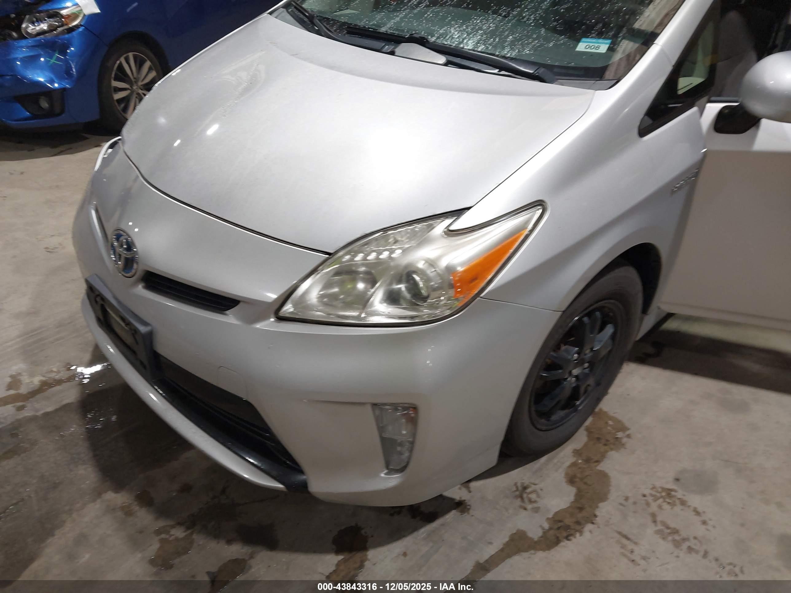TOYOTA PRIUS image 6