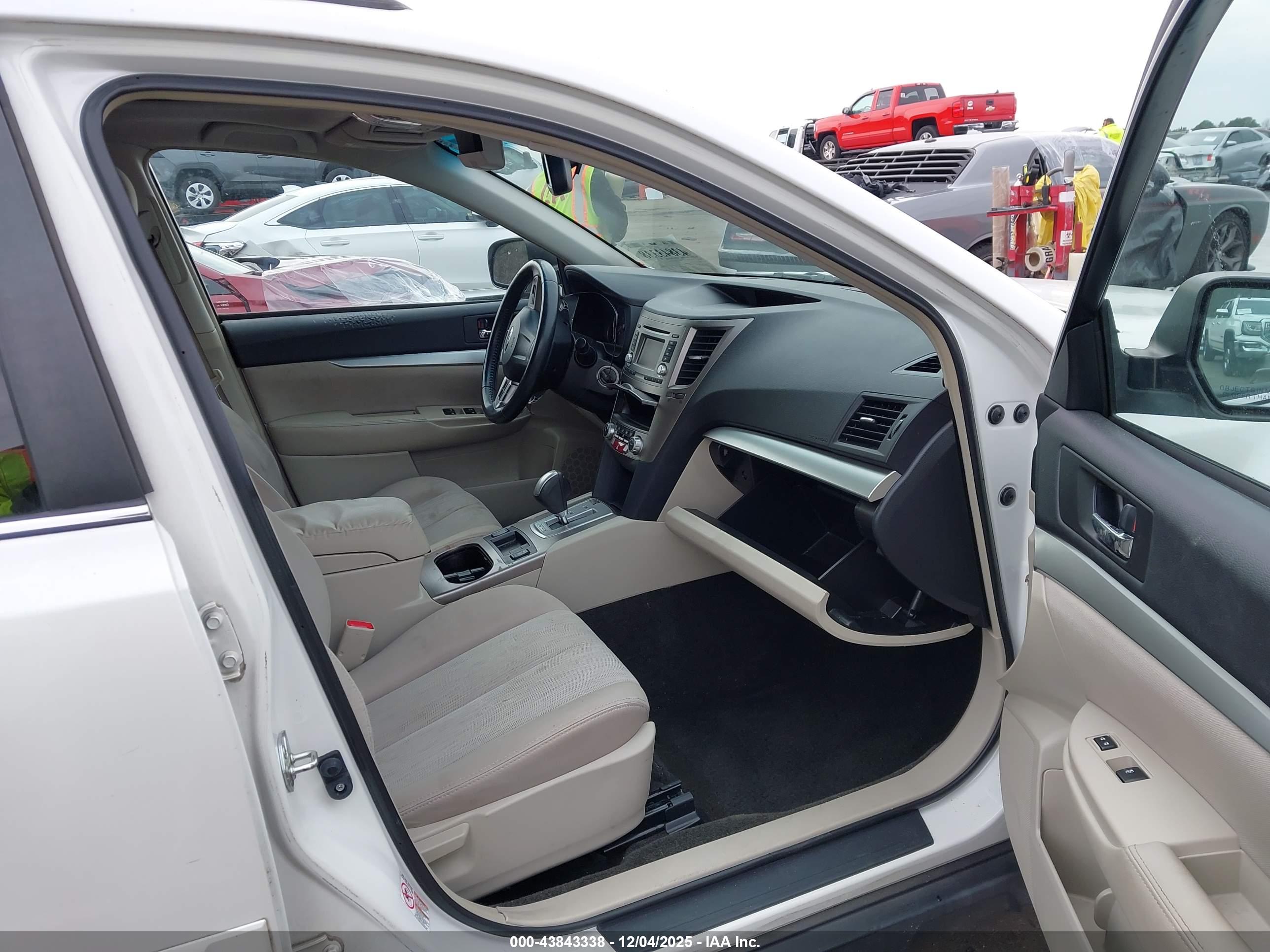 SUBARU OUTBACK image 5
