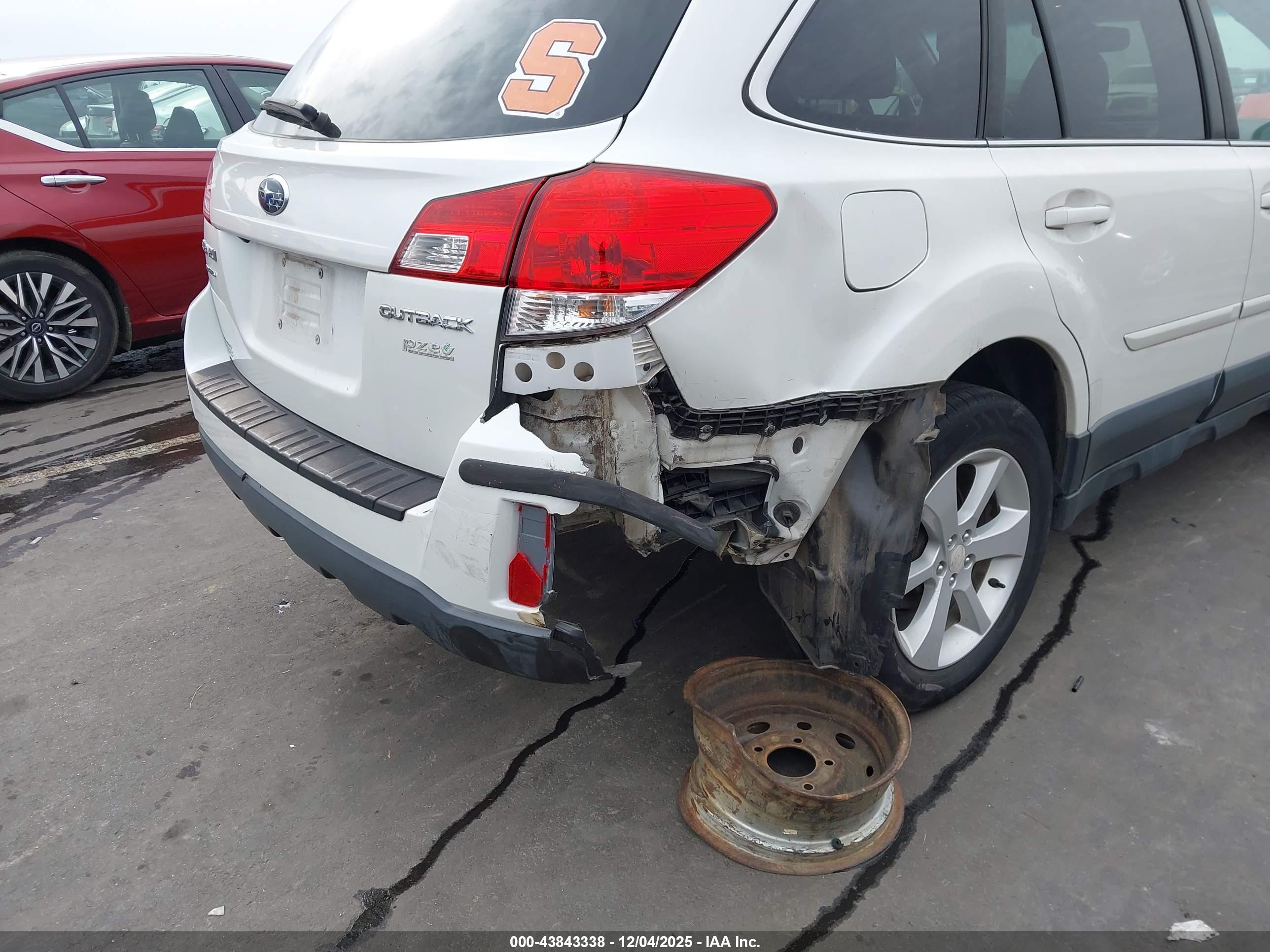 SUBARU OUTBACK image 6
