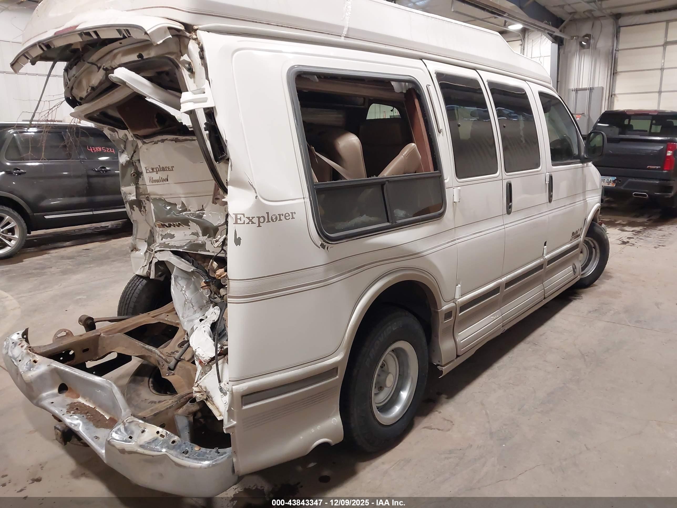 GMC SAVANA image 4