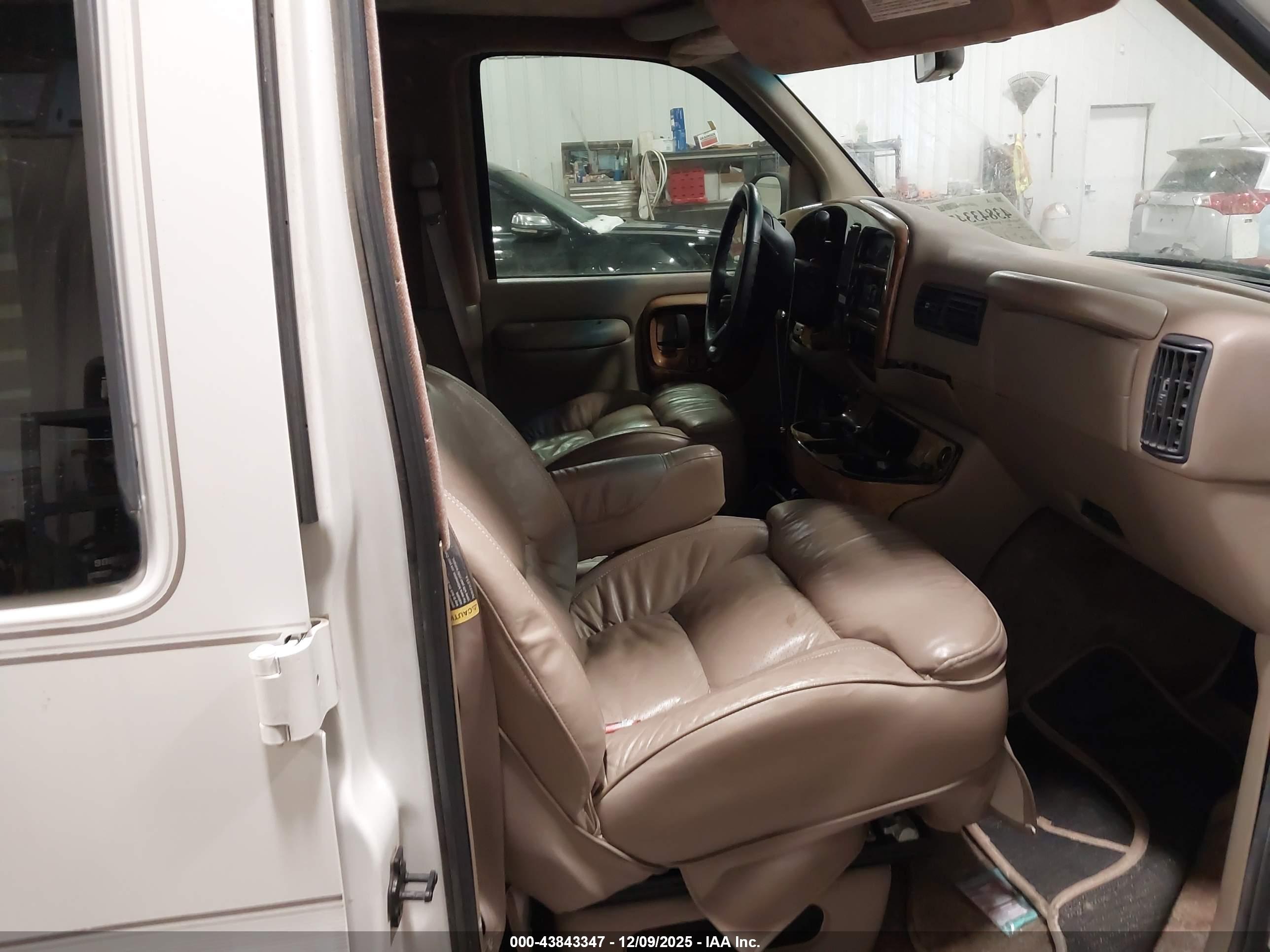 GMC SAVANA image 5
