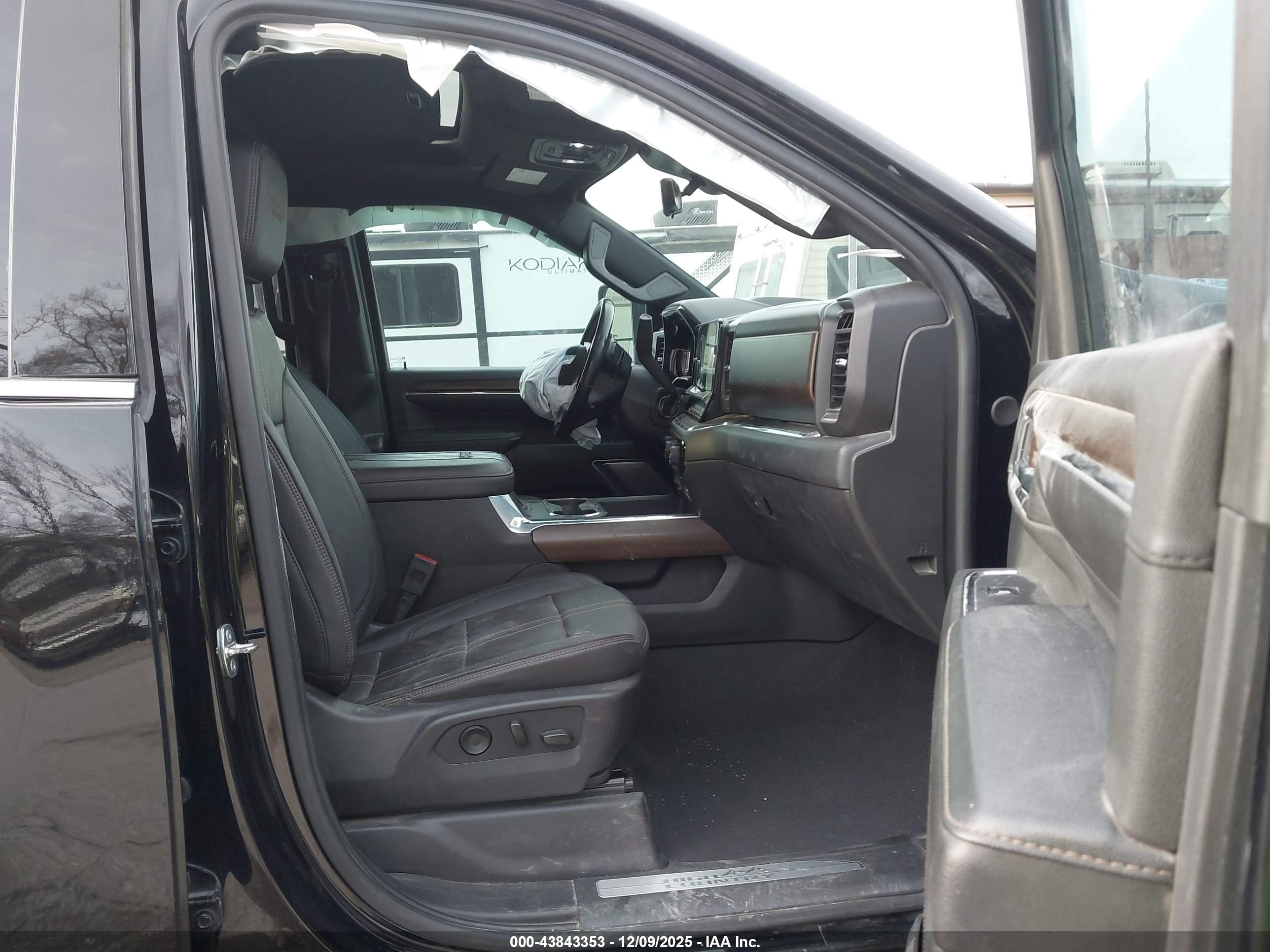 CHEVROLET SILVERADO image 8