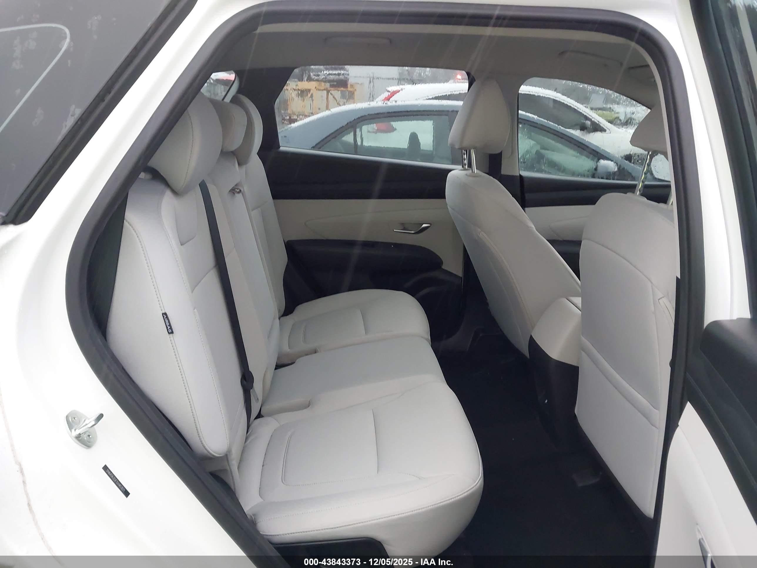 HYUNDAI TUCSON image 8