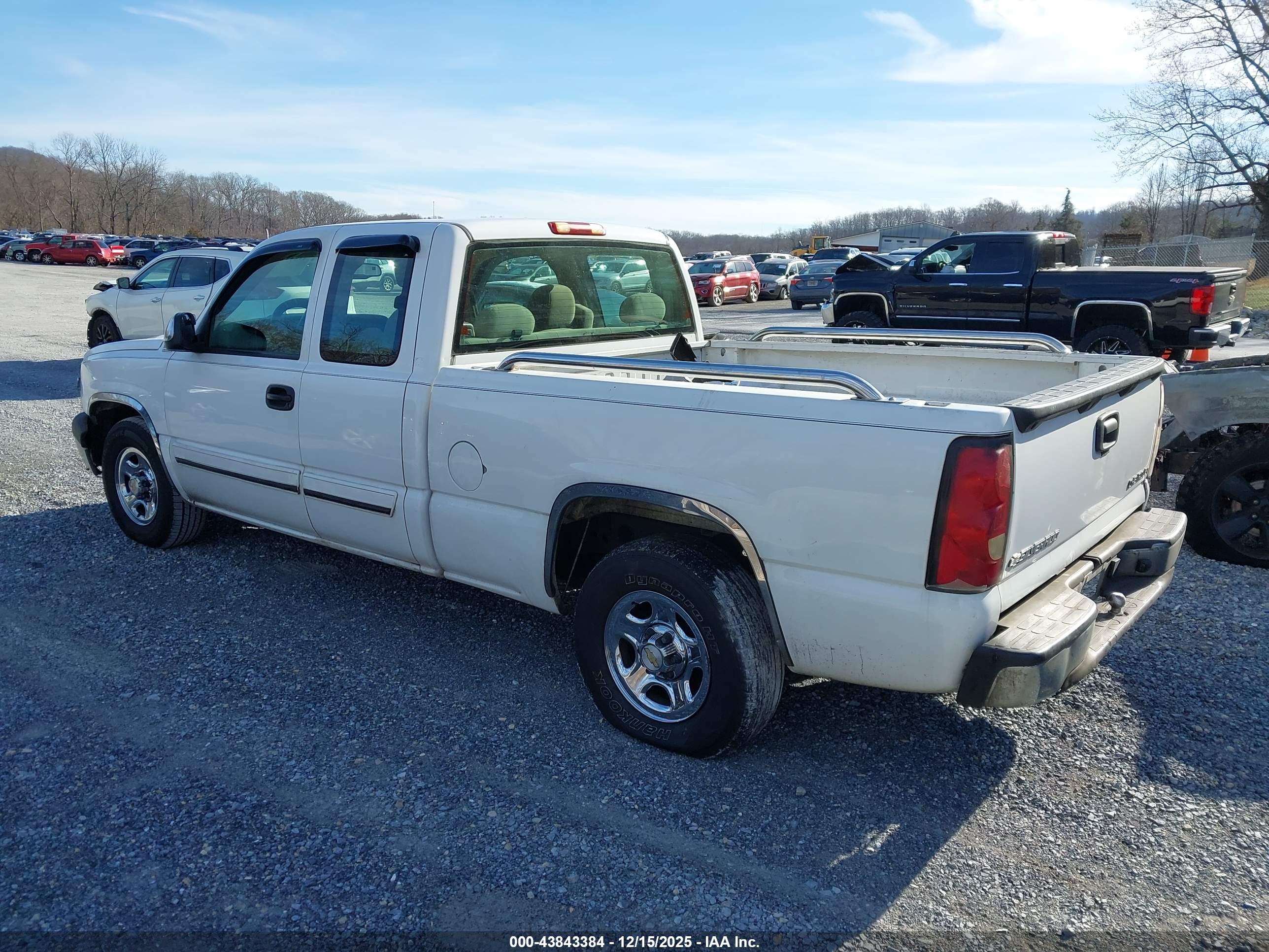 CHEVROLET SILVERADO image 3