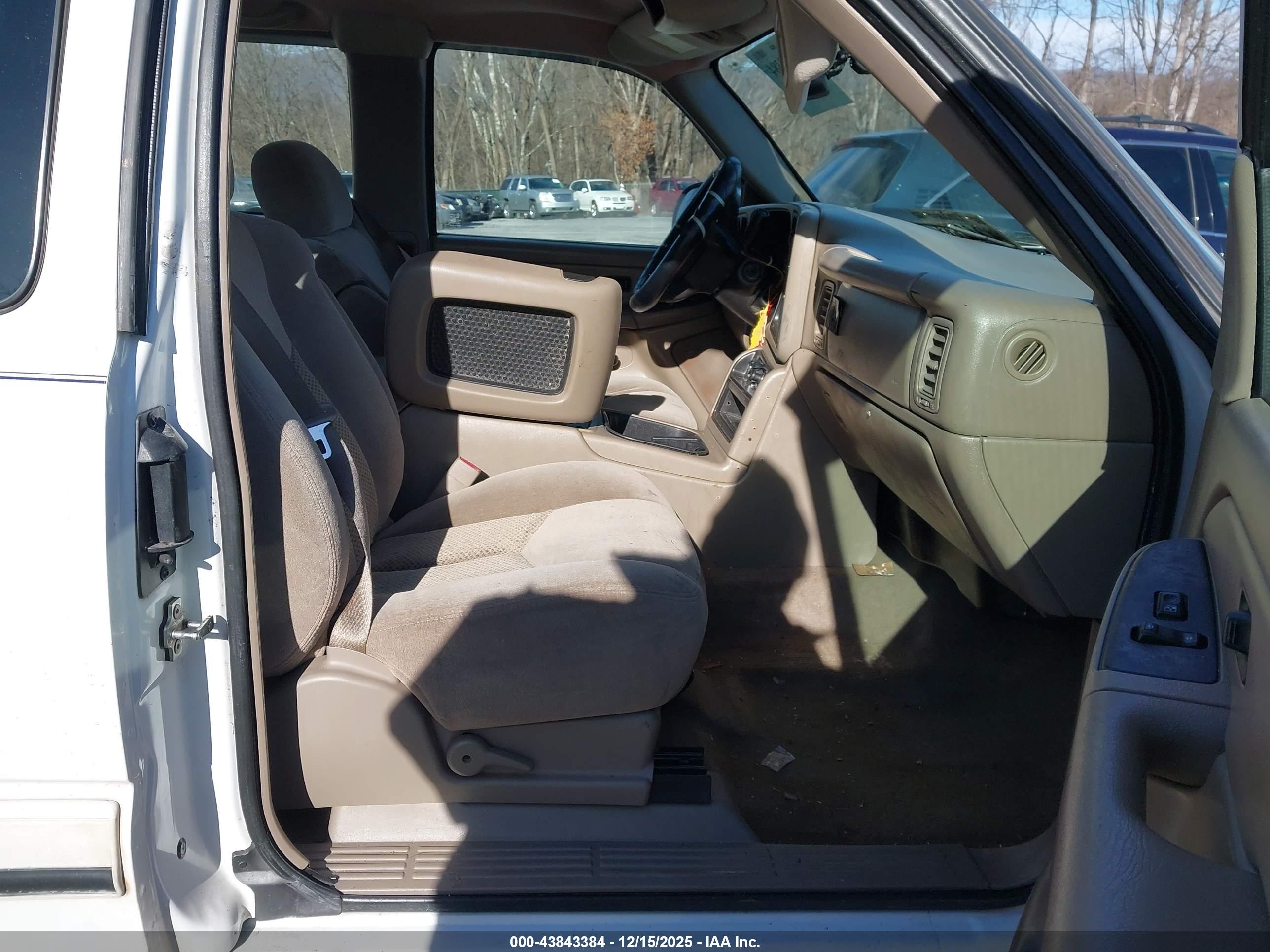 CHEVROLET SILVERADO image 5