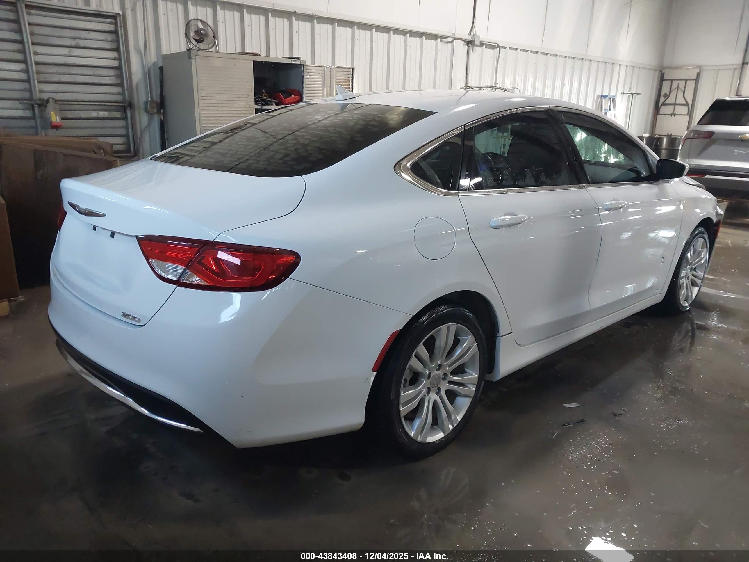 CHRYSLER 200 image 4
