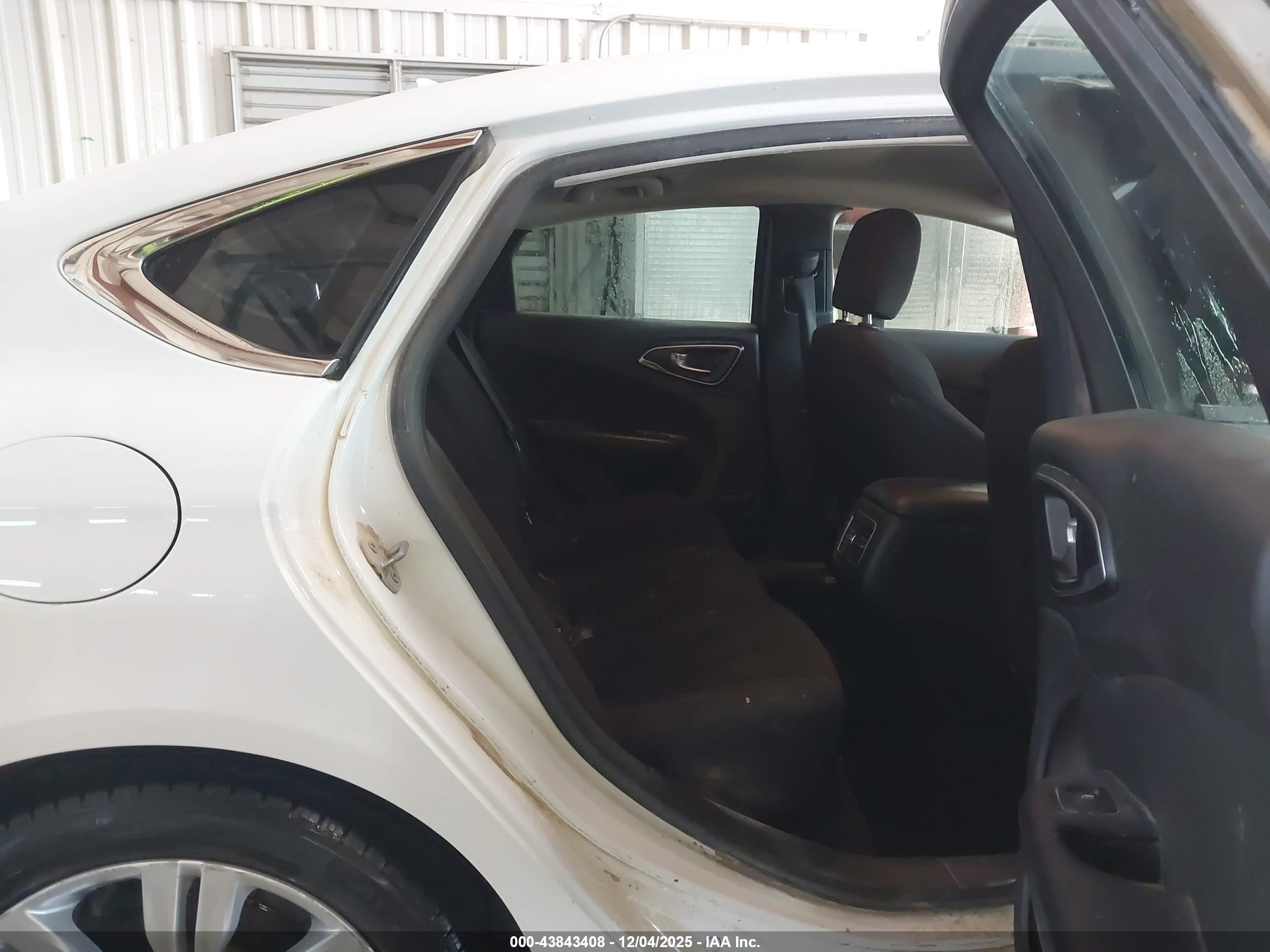 CHRYSLER 200 image 8