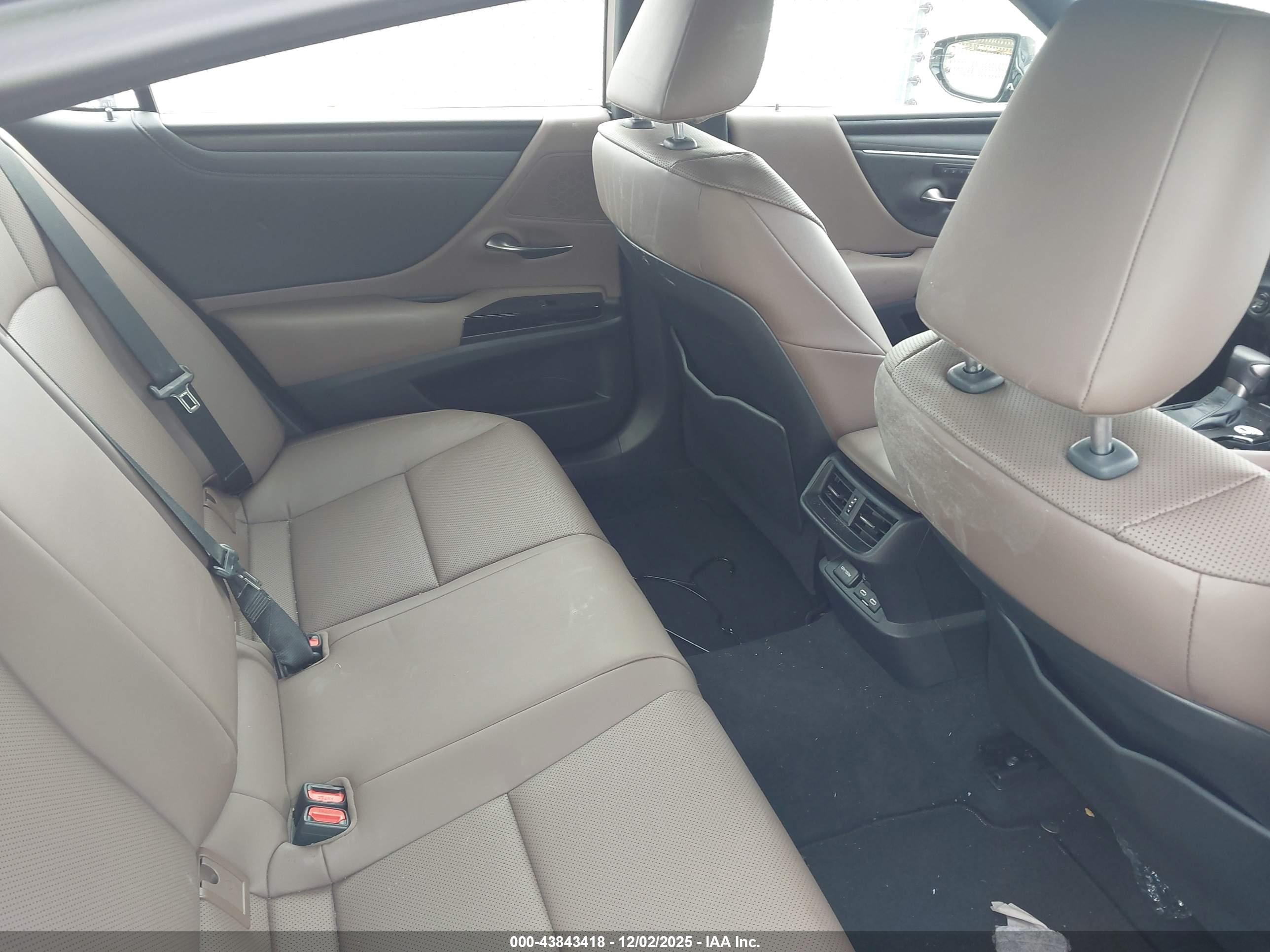 LEXUS ES image 8