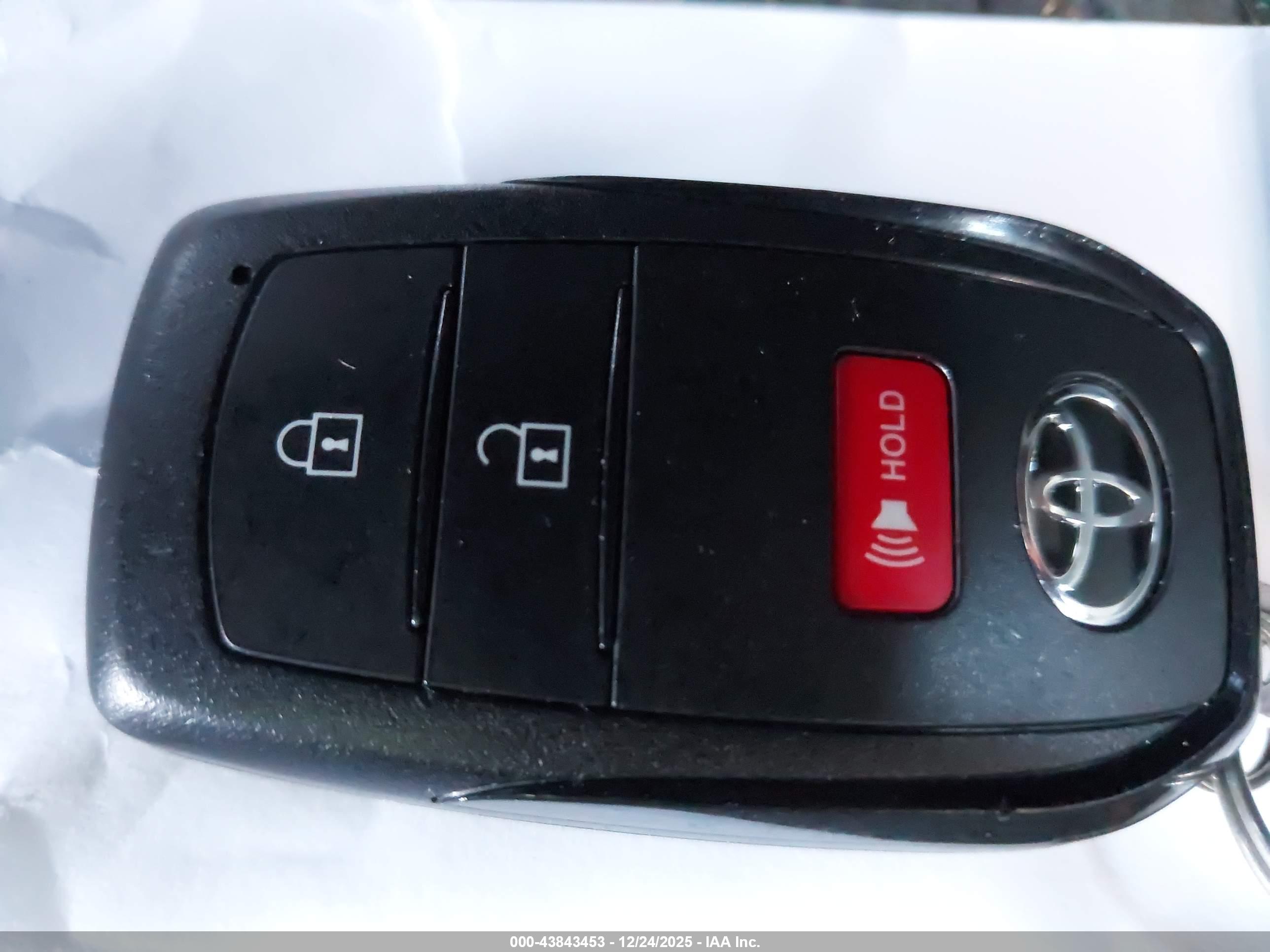 TOYOTA PRIUS image 11