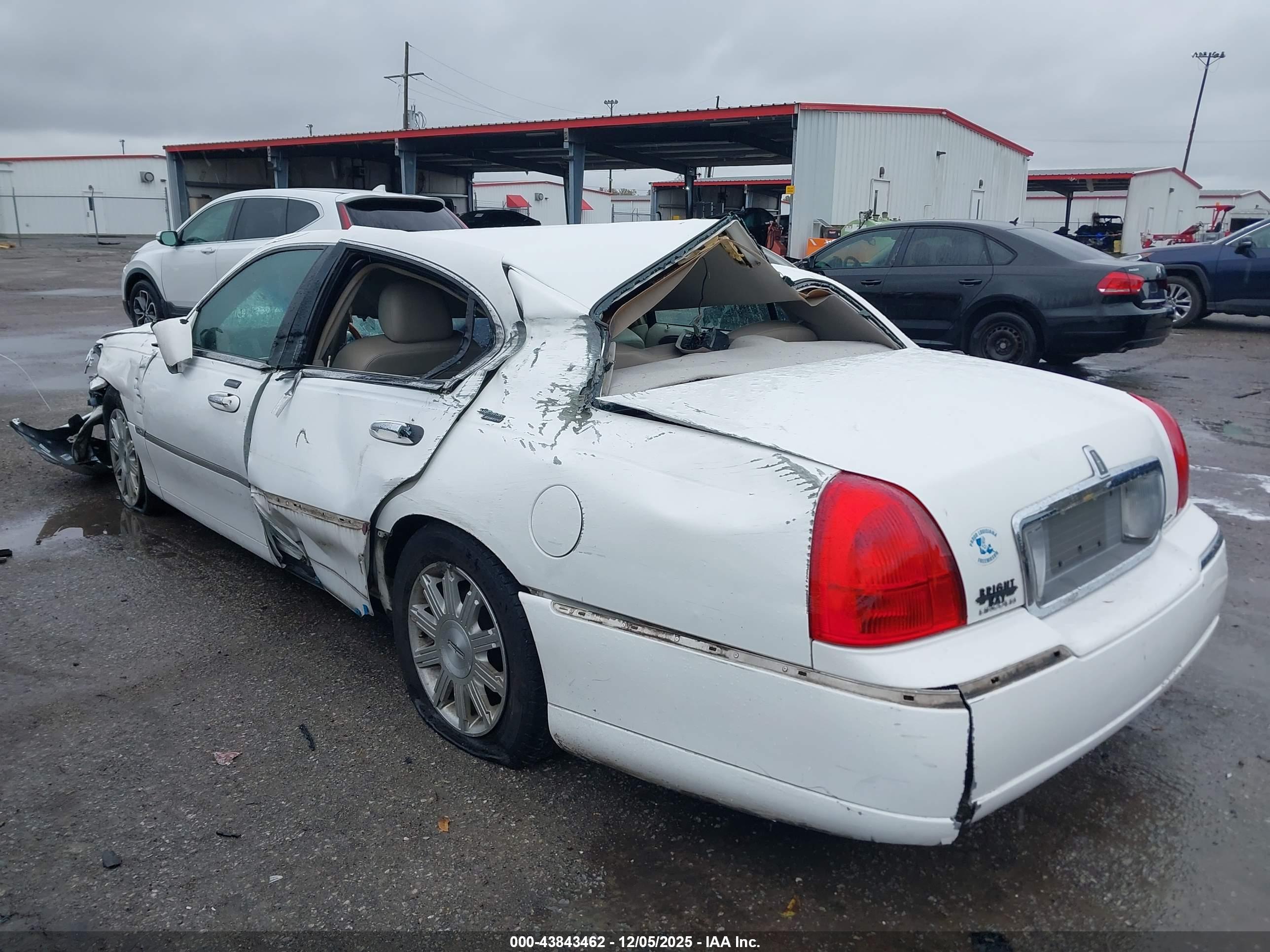 LINCOLN TOWN image 3