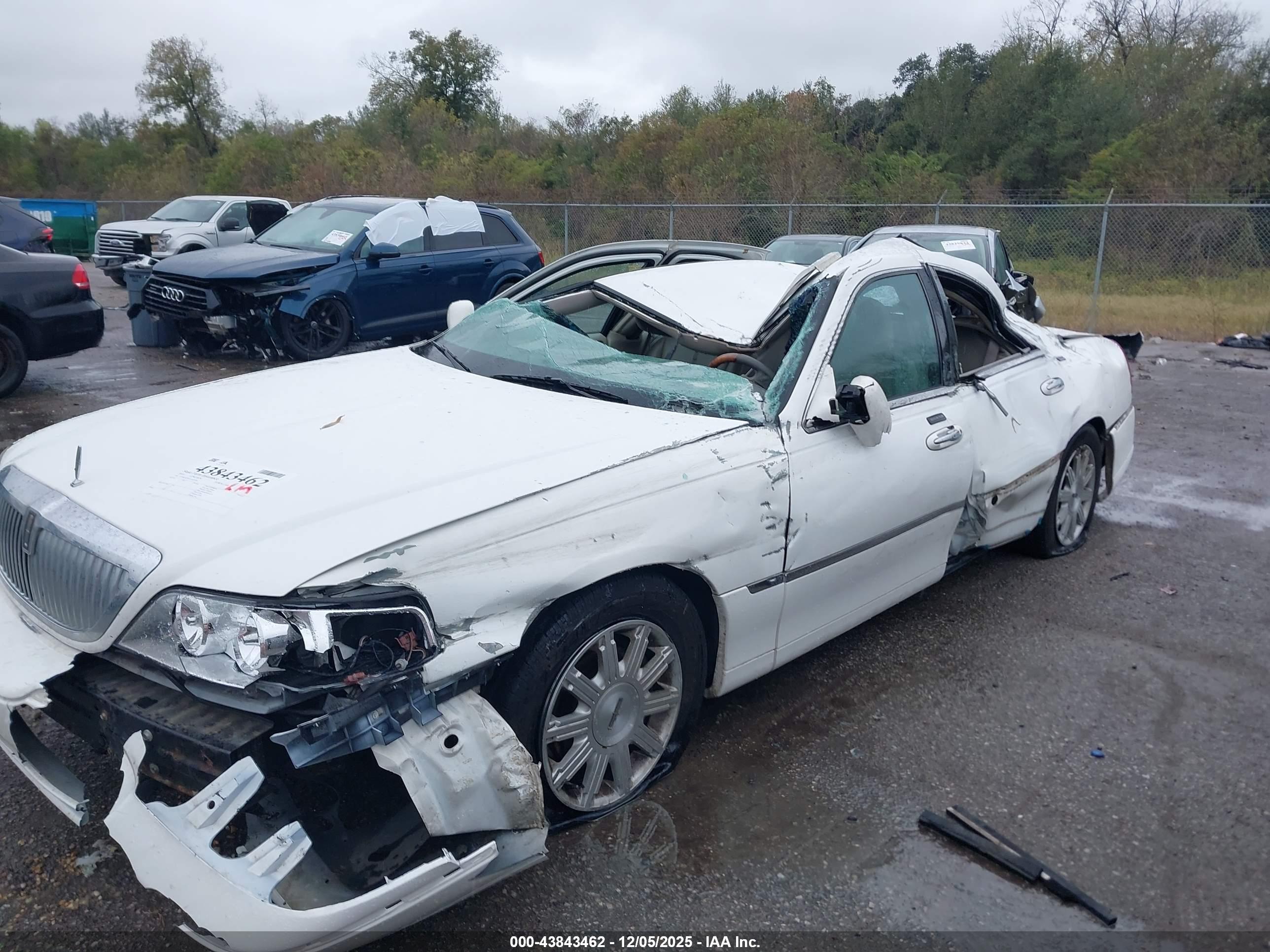 LINCOLN TOWN image 6